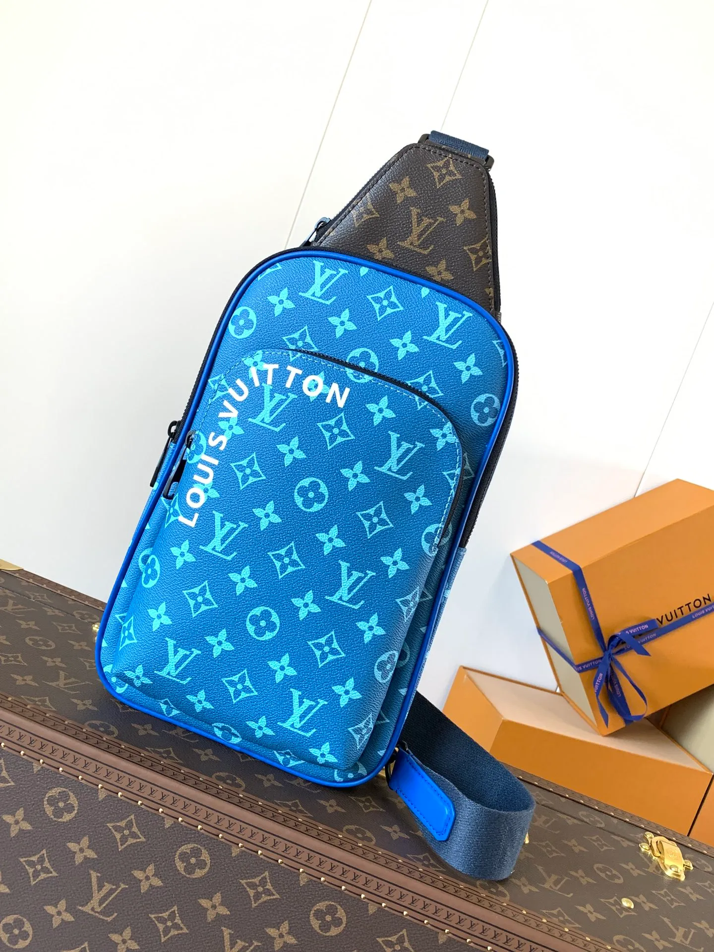 💰920 Top original order M23782 blue Top original order Transcoding chip This Avenue shoulder bag uses canvas shoulder straps and lining, injecting sustainable concepts into the classic design. Monogram Macassar canvas and leather trim add a dash of elegance, while zippered front pockets and a small top zip pocket complete the functional details. 20 x 31 x 7 cm (length x height x width)