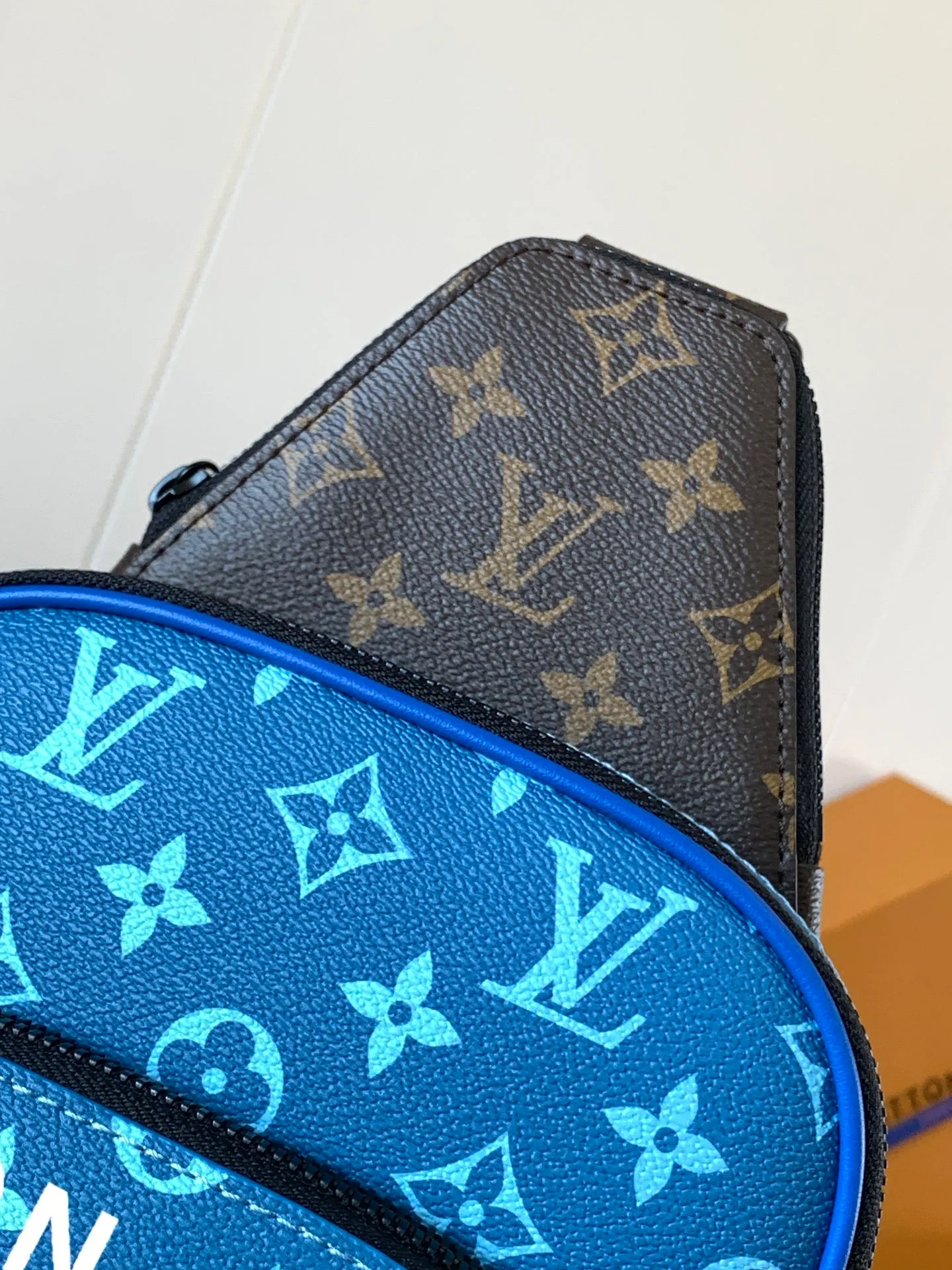 💰920 Top original order M23782 blue Top original order Transcoding chip This Avenue shoulder bag uses canvas shoulder straps and lining, injecting sustainable concepts into the classic design. Monogram Macassar canvas and leather trim add a dash of elegance, while zippered front pockets and a small top zip pocket complete the functional details. 20 x 31 x 7 cm (length x height x width)