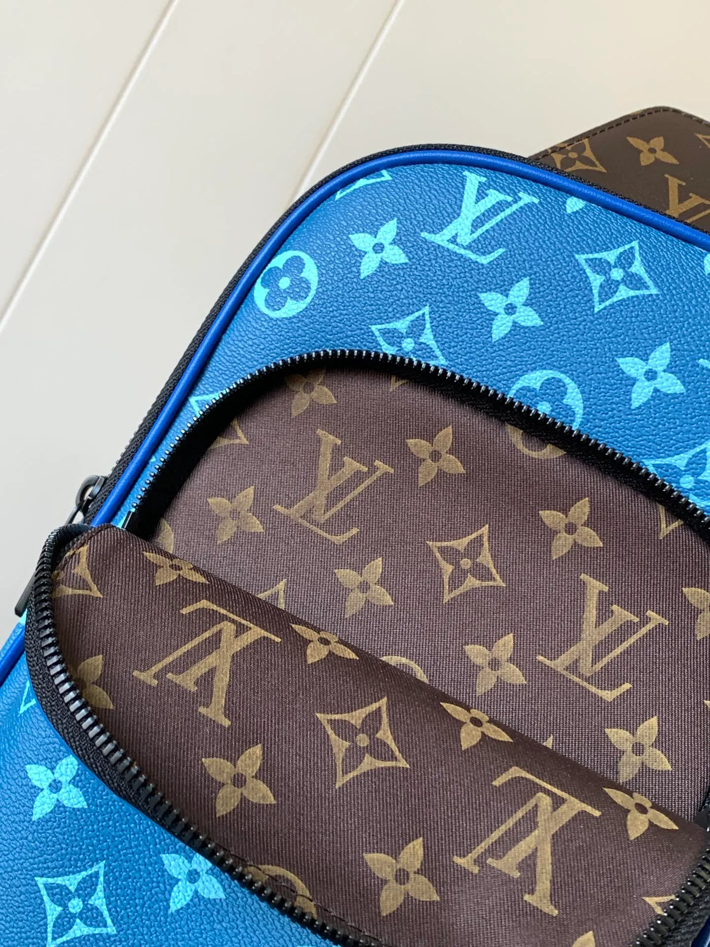 💰920 Top original order M23782 blue Top original order Transcoding chip This Avenue shoulder bag uses canvas shoulder straps and lining, injecting sustainable concepts into the classic design. Monogram Macassar canvas and leather trim add a dash of elegance, while zippered front pockets and a small top zip pocket complete the functional details. 20 x 31 x 7 cm (length x height x width)