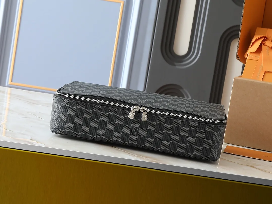 💰Large 130. Medium 120. Small 220💰Upgraded original M43690 M43689 M43688 old flower, black flower, black grid, jewelry box meets modern style travel jewelry box. Presbyopia storage box cosmetic bag box jewelry box, elegant red microfiber lining, this exquisite and elegant Monogram treasure can safely store earrings, necklaces, bracelets and rings. The size is large 34.0×22.0×8.5, medium 22.4x14x8.5, small 17x9.5x8.5 cm.