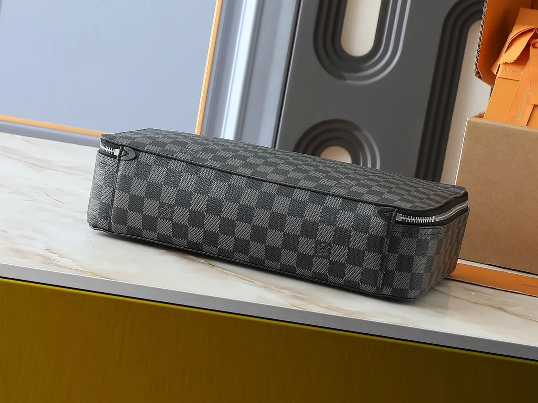 💰Large 130. Medium 120. Small 220💰Upgraded original M43690 M43689 M43688 old flower, black flower, black grid, jewelry box meets modern style travel jewelry box. Presbyopia storage box cosmetic bag box jewelry box, elegant red microfiber lining, this exquisite and elegant Monogram treasure can safely store earrings, necklaces, bracelets and rings. The size is large 34.0×22.0×8.5, medium 22.4x14x8.5, small 17x9.5x8.5 cm.