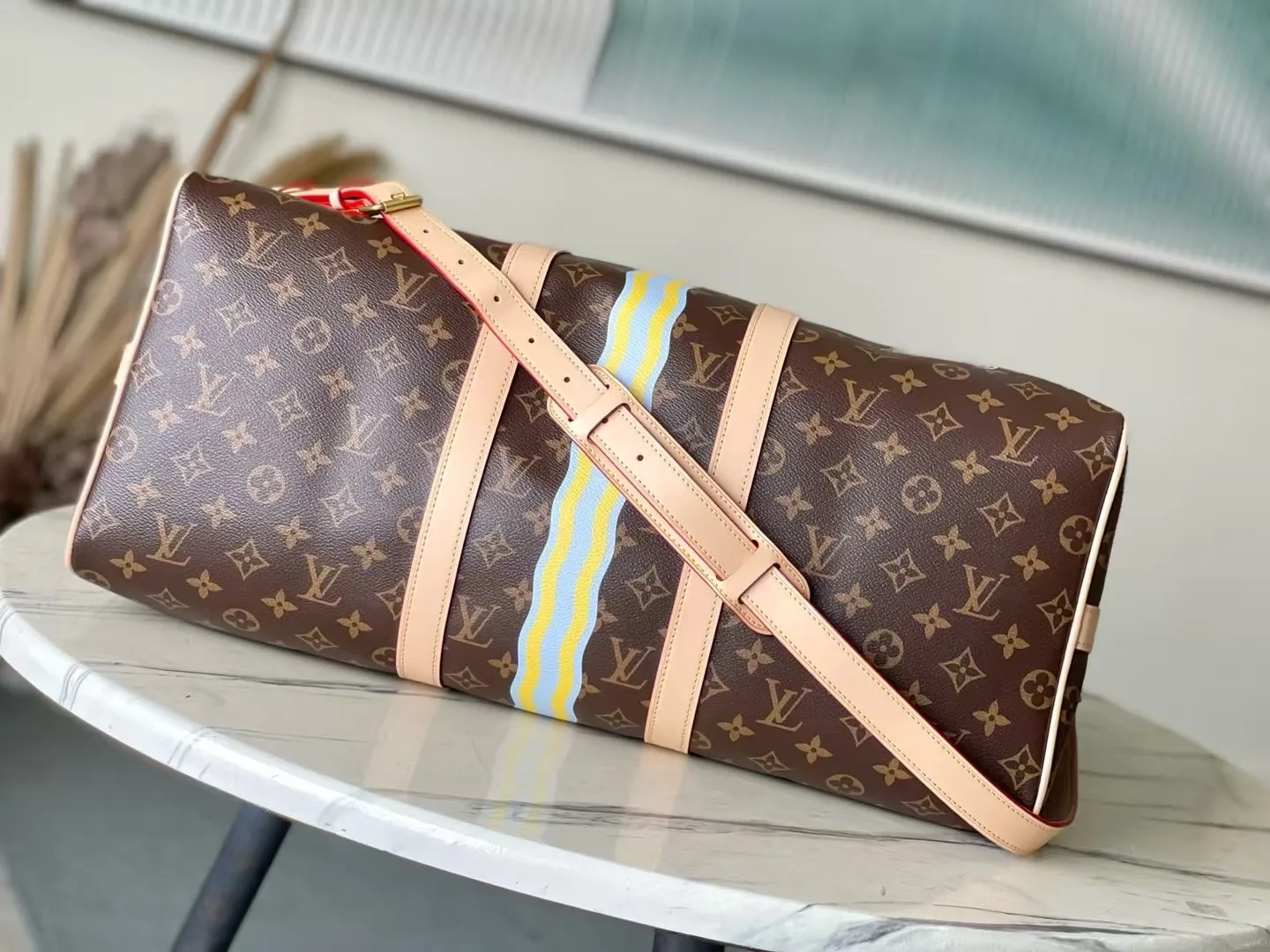 💰1180 Top original order 01944KEEPALL BANDOULIÈRE 45 travel bag 2021-22 autumn and winter show reveals the new charm of the Everyday LV capsule series Keepall Bandouliere 45 travel bag. Vintage Monogram coated canvas depicts the Monogram pattern with subtle irregular lines, evoking the traditional stamping process. The new louis vuitton! logo is inspired by the chain’s signature elements. size：45 x 27 x 20cm