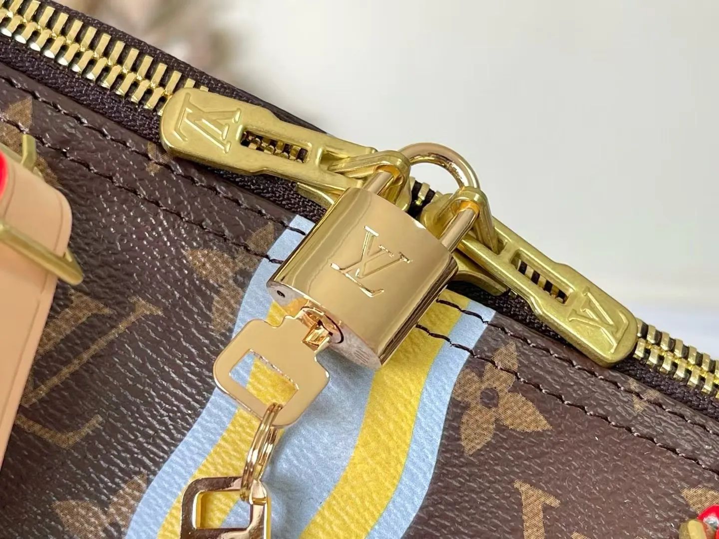💰1180 Top original order 01944KEEPALL BANDOULIÈRE 45 travel bag 2021-22 autumn and winter show reveals the new charm of the Everyday LV capsule series Keepall Bandouliere 45 travel bag. Vintage Monogram coated canvas depicts the Monogram pattern with subtle irregular lines, evoking the traditional stamping process. The new louis vuitton! logo is inspired by the chain’s signature elements. size：45 x 27 x 20cm