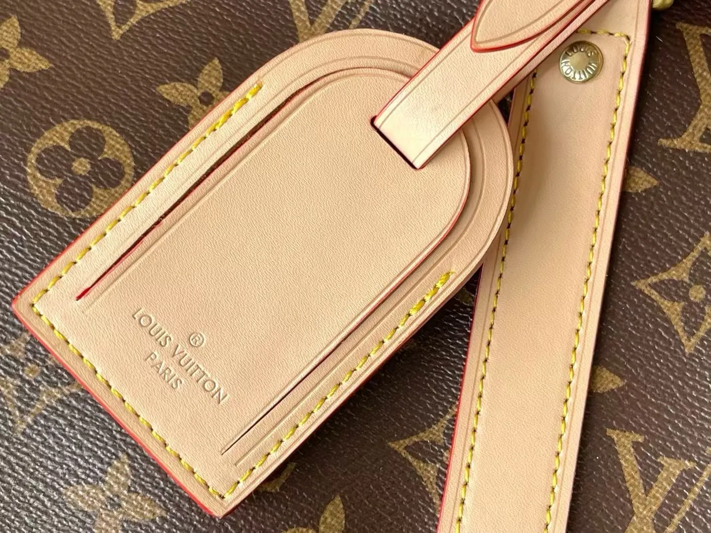 💰1180 Top original order 01944KEEPALL BANDOULIÈRE 45 travel bag 2021-22 autumn and winter show reveals the new charm of the Everyday LV capsule series Keepall Bandouliere 45 travel bag. Vintage Monogram coated canvas depicts the Monogram pattern with subtle irregular lines, evoking the traditional stamping process. The new louis vuitton! logo is inspired by the chain’s signature elements. size：45 x 27 x 20cm