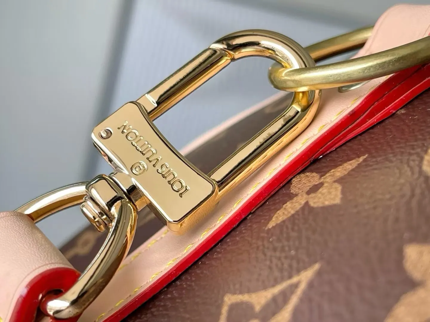 💰1180 Top original order 01944KEEPALL BANDOULIÈRE 45 travel bag 2021-22 autumn and winter show reveals the new charm of the Everyday LV capsule series Keepall Bandouliere 45 travel bag. Vintage Monogram coated canvas depicts the Monogram pattern with subtle irregular lines, evoking the traditional stamping process. The new louis vuitton! logo is inspired by the chain’s signature elements. size：45 x 27 x 20cm
