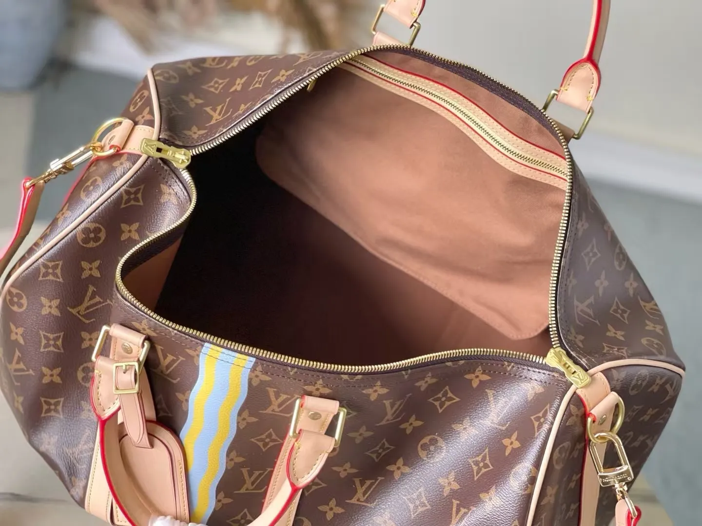 💰1180 Top original order 01944KEEPALL BANDOULIÈRE 45 travel bag 2021-22 autumn and winter show reveals the new charm of the Everyday LV capsule series Keepall Bandouliere 45 travel bag. Vintage Monogram coated canvas depicts the Monogram pattern with subtle irregular lines, evoking the traditional stamping process. The new louis vuitton! logo is inspired by the chain’s signature elements. size：45 x 27 x 20cm