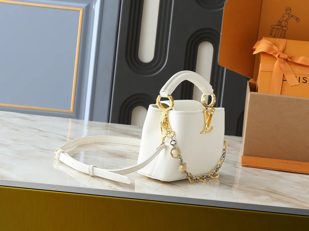 💰380💰Guangzhou goods Upgraded original M12935 M12936 M12937 M12938 This Capucines mini handbag is from the Capucines Chain On You series. It is made of soft Taurillon cow leather and has ample space to store daily necessities such as short wallets, keys, and lipstick. The jewelry-style double-plated chain features Monogram floral details that complement the rounded LV letters, and the flap can be tucked in or out. Dimensions: 21.0 x 14.0 x 8.0 cm (length x height x width)