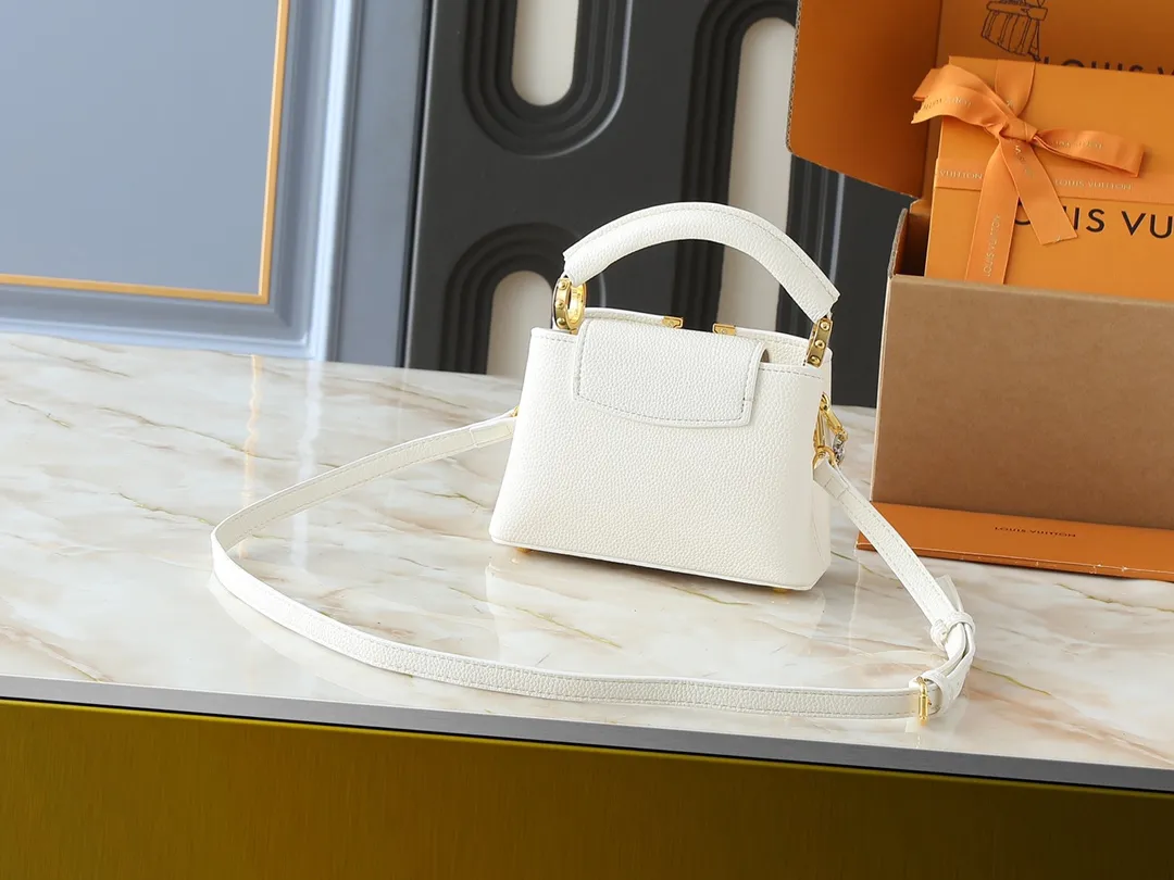 💰380💰Guangzhou goods Upgraded original M12935 M12936 M12937 M12938 This Capucines mini handbag is from the Capucines Chain On You series. It is made of soft Taurillon cow leather and has ample space to store daily necessities such as short wallets, keys, and lipstick. The jewelry-style double-plated chain features Monogram floral details that complement the rounded LV letters, and the flap can be tucked in or out. Dimensions: 21.0 x 14.0 x 8.0 cm (length x height x width)