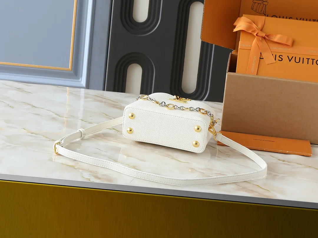 💰380💰Guangzhou goods Upgraded original M12935 M12936 M12937 M12938 This Capucines mini handbag is from the Capucines Chain On You series. It is made of soft Taurillon cow leather and has ample space to store daily necessities such as short wallets, keys, and lipstick. The jewelry-style double-plated chain features Monogram floral details that complement the rounded LV letters, and the flap can be tucked in or out. Dimensions: 21.0 x 14.0 x 8.0 cm (length x height x width)