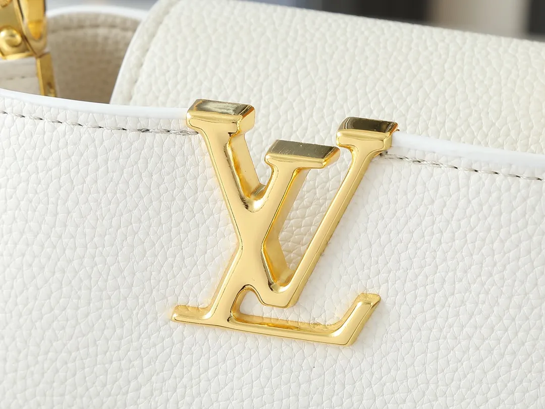 💰380💰Guangzhou goods Upgraded original M12935 M12936 M12937 M12938 This Capucines mini handbag is from the Capucines Chain On You series. It is made of soft Taurillon cow leather and has ample space to store daily necessities such as short wallets, keys, and lipstick. The jewelry-style double-plated chain features Monogram floral details that complement the rounded LV letters, and the flap can be tucked in or out. Dimensions: 21.0 x 14.0 x 8.0 cm (length x height x width)