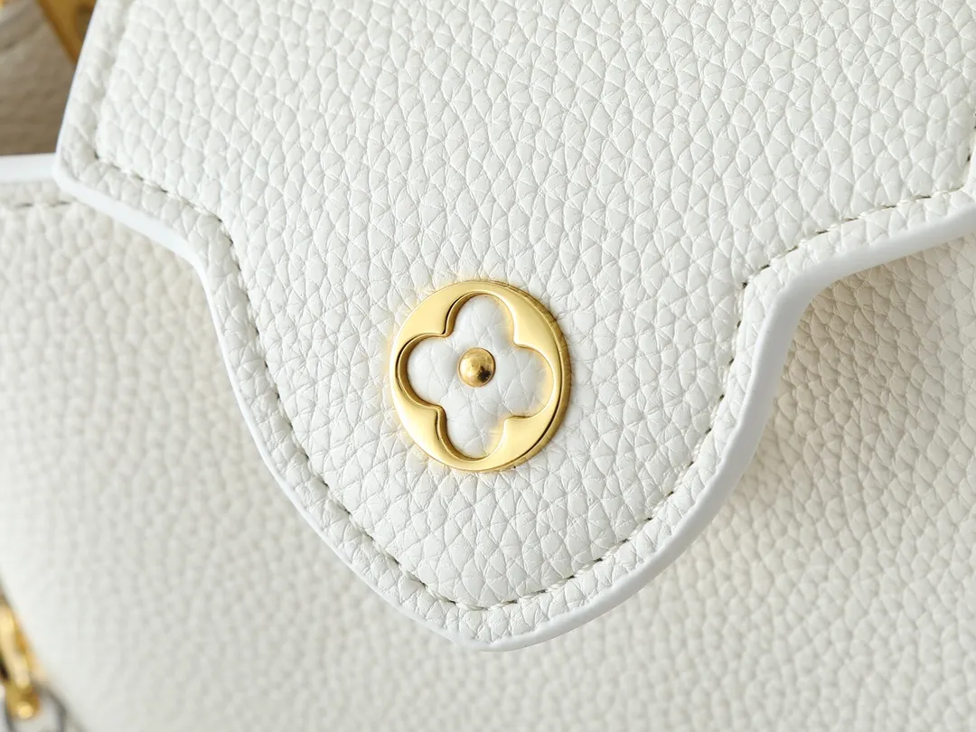 💰380💰Guangzhou goods Upgraded original M12935 M12936 M12937 M12938 This Capucines mini handbag is from the Capucines Chain On You series. It is made of soft Taurillon cow leather and has ample space to store daily necessities such as short wallets, keys, and lipstick. The jewelry-style double-plated chain features Monogram floral details that complement the rounded LV letters, and the flap can be tucked in or out. Dimensions: 21.0 x 14.0 x 8.0 cm (length x height x width)