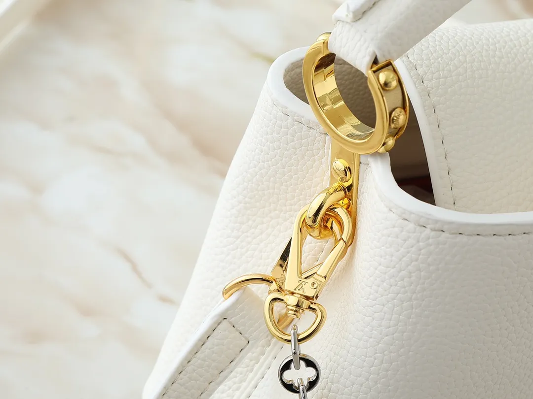 💰380💰Guangzhou goods Upgraded original M12935 M12936 M12937 M12938 This Capucines mini handbag is from the Capucines Chain On You series. It is made of soft Taurillon cow leather and has ample space to store daily necessities such as short wallets, keys, and lipstick. The jewelry-style double-plated chain features Monogram floral details that complement the rounded LV letters, and the flap can be tucked in or out. Dimensions: 21.0 x 14.0 x 8.0 cm (length x height x width)