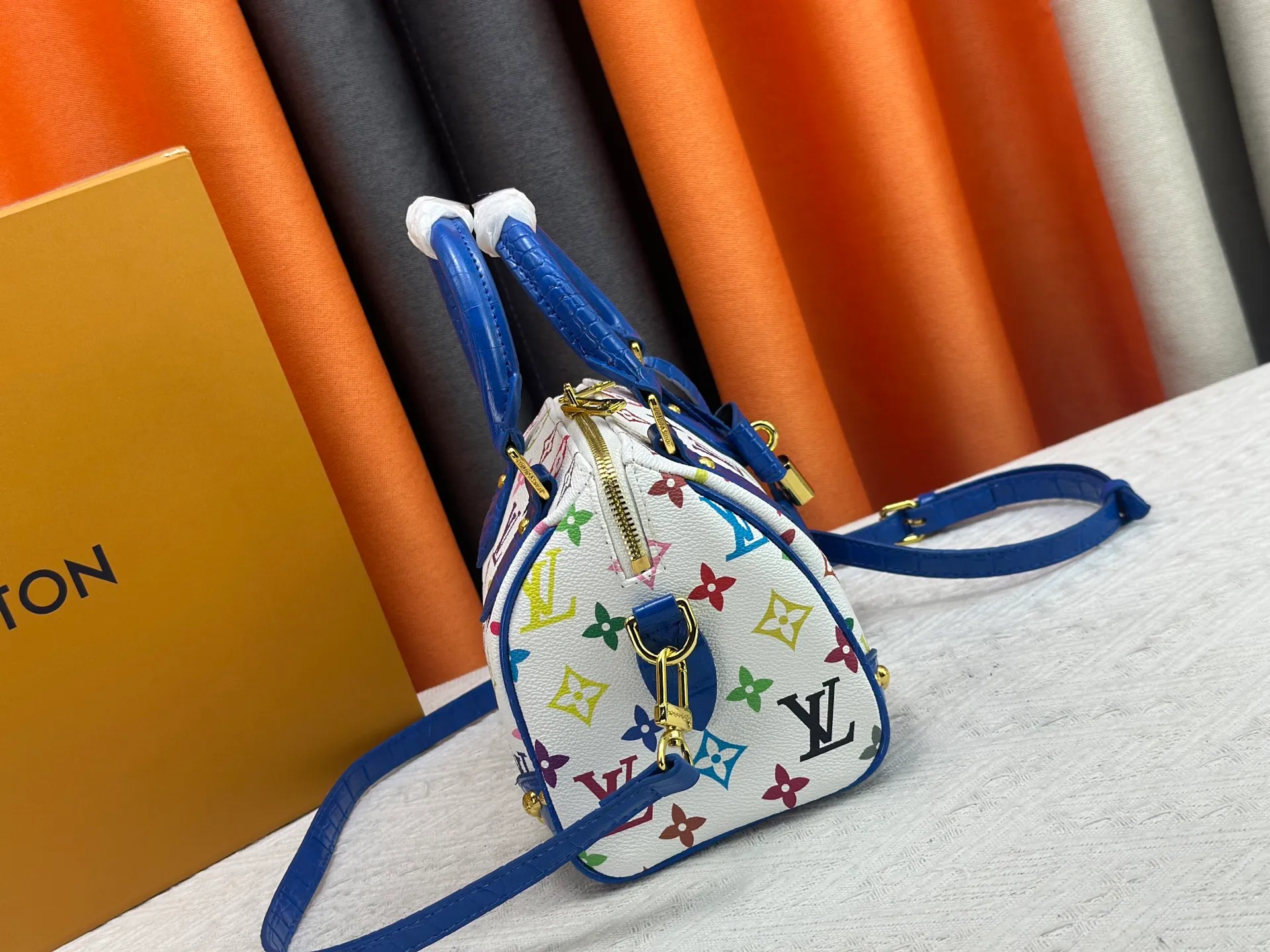 P260 Upgraded original crocodile pattern M13365 M58953 M46234 M46222 Speedy Bandoulière 20 handbag is made of soft coated canvas, and the full-length Monogram pattern is traced in colorful rainbow tones, highlighting the smart style of the Louis Vuitton x Murakami reissue series. The Toron handle and detachable shoulder strap are constructed of cow leather, the metal corners recall classic luggage elements, and the bow-shaped key bag and padlock add brand touches. Dimensions: 20.5 x 13.5 x 12.0 cm (length x height x width)