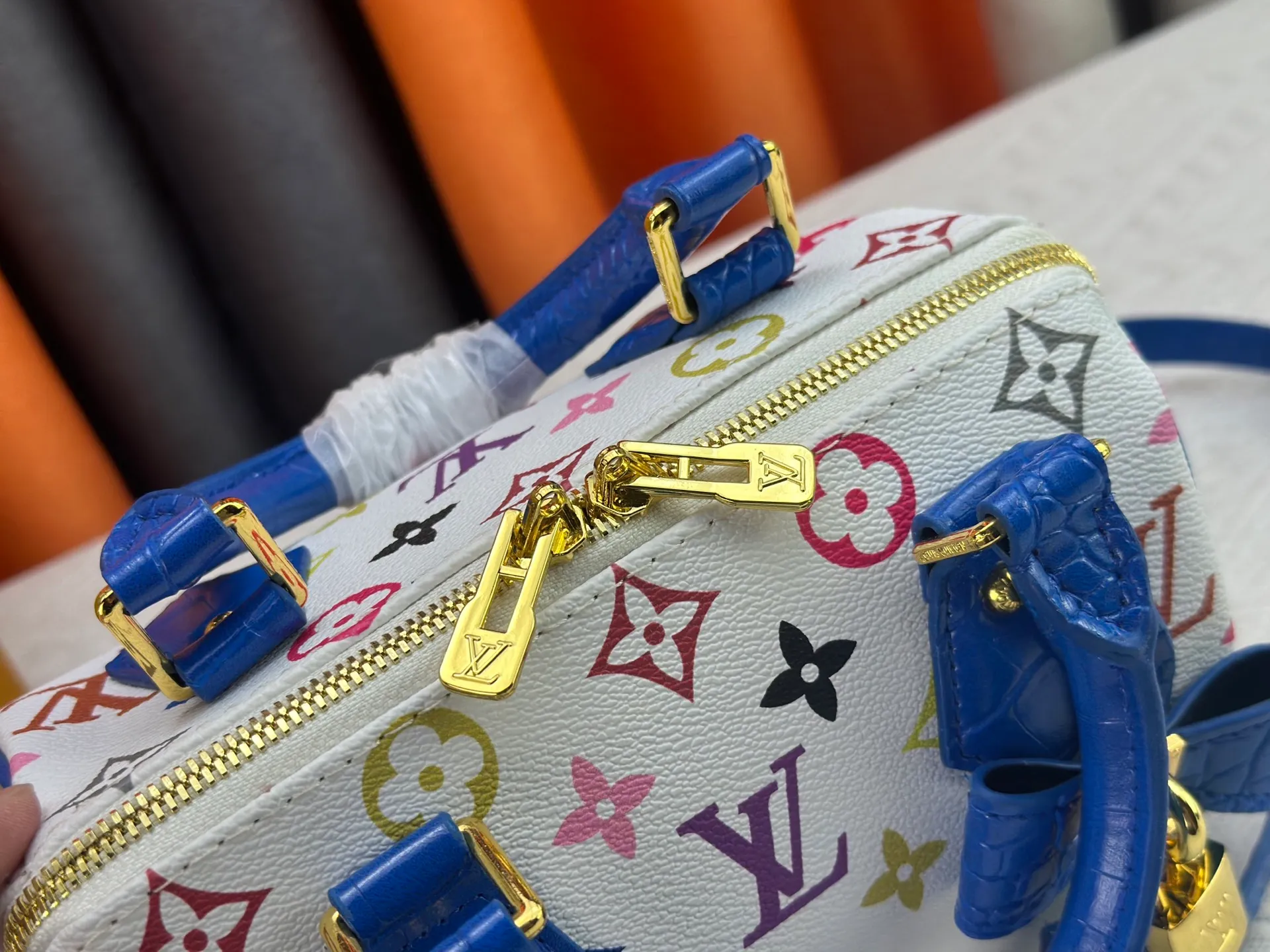 P260 Upgraded original crocodile pattern M13365 M58953 M46234 M46222 Speedy Bandoulière 20 handbag is made of soft coated canvas, and the full-length Monogram pattern is traced in colorful rainbow tones, highlighting the smart style of the Louis Vuitton x Murakami reissue series. The Toron handle and detachable shoulder strap are constructed of cow leather, the metal corners recall classic luggage elements, and the bow-shaped key bag and padlock add brand touches. Dimensions: 20.5 x 13.5 x 12.0 cm (length x height x width)