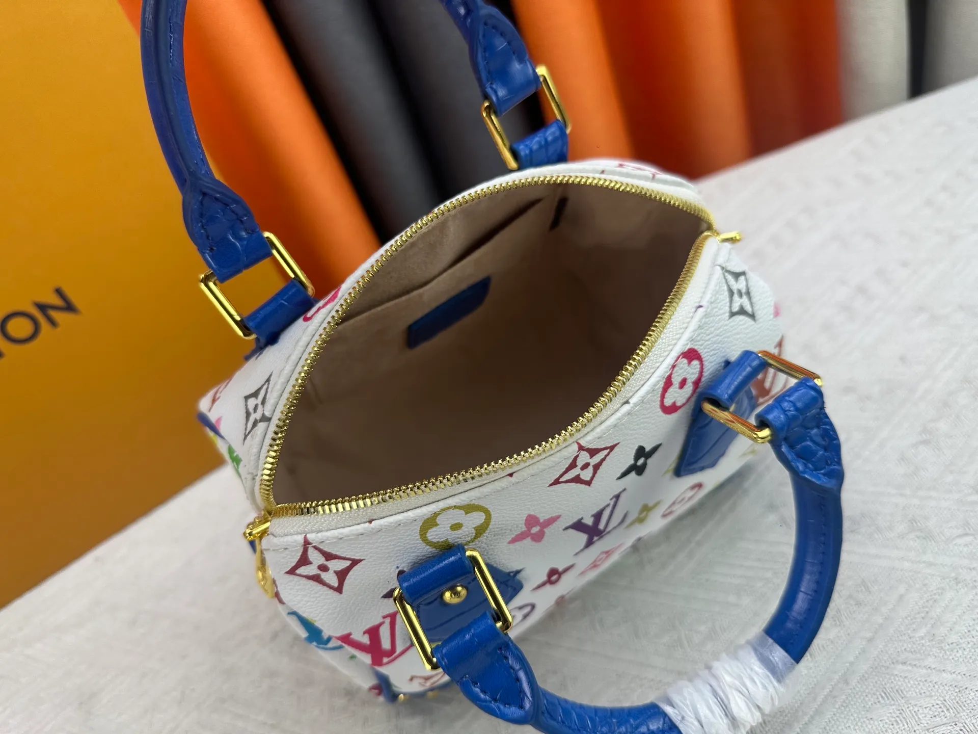 P260 Upgraded original crocodile pattern M13365 M58953 M46234 M46222 Speedy Bandoulière 20 handbag is made of soft coated canvas, and the full-length Monogram pattern is traced in colorful rainbow tones, highlighting the smart style of the Louis Vuitton x Murakami reissue series. The Toron handle and detachable shoulder strap are constructed of cow leather, the metal corners recall classic luggage elements, and the bow-shaped key bag and padlock add brand touches. Dimensions: 20.5 x 13.5 x 12.0 cm (length x height x width)