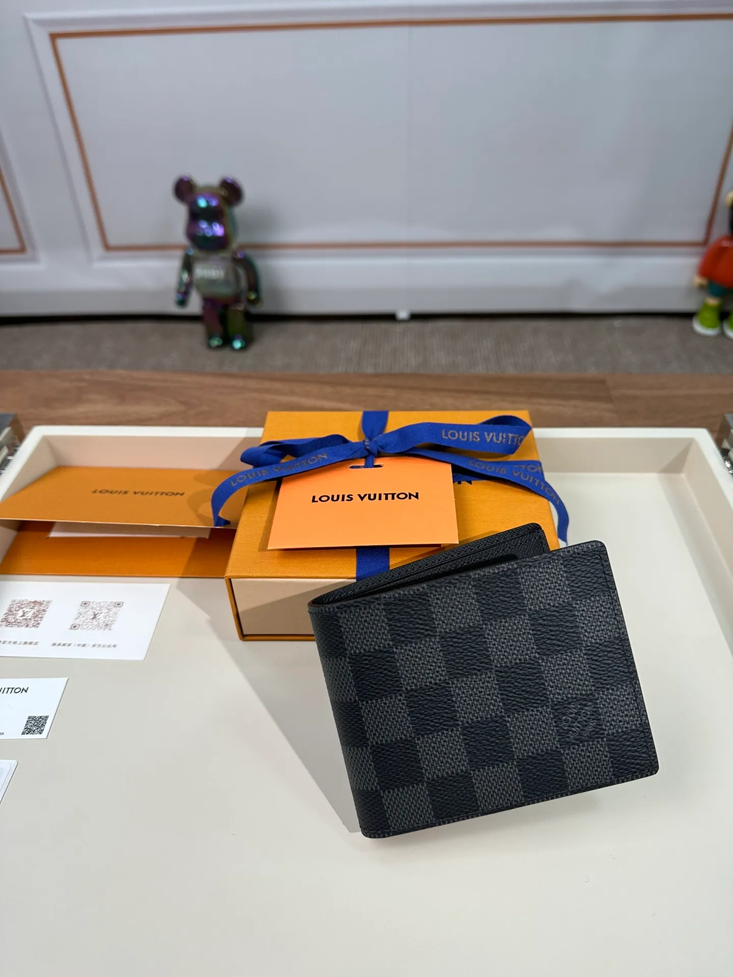 P440 N63261 [Special Genuine Product] Named after Slender, it is extremely slim. Crafted from fine Damier Infini leather, it's compact enough to hold all your essentials while still fitting easily into the front and rear pockets. 11X8cm