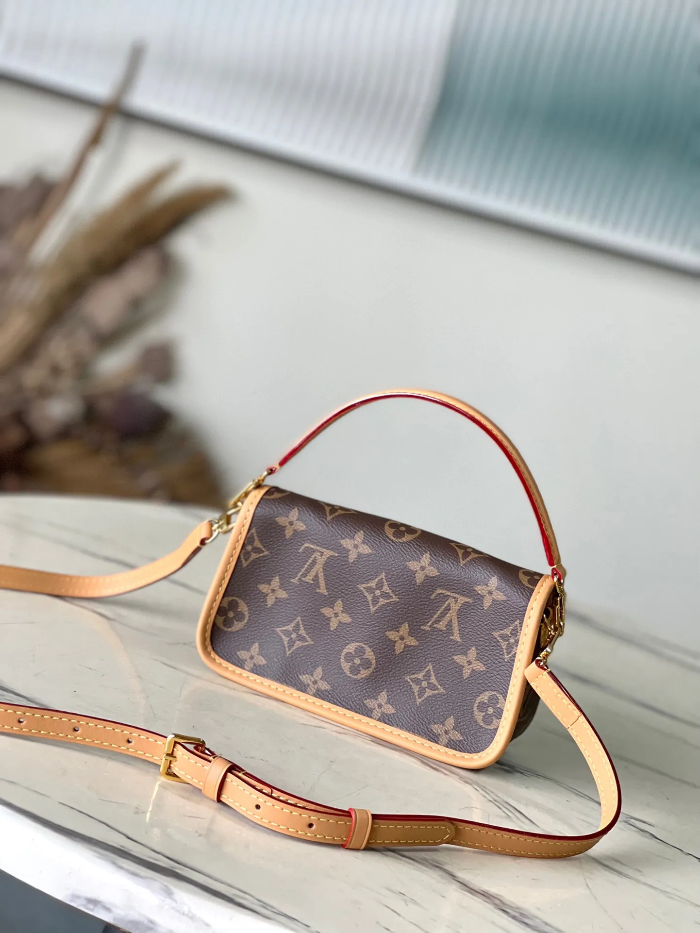 💰720 Top Original Order M83566 Presbyopia This Nano Diane is a Monogram canvas bag body that incorporates retro elements such as leather corners and traditional buckles, and reproduces prototype details such as rounded flaps and belt-style opening and closing. There is plenty of space to store your mobile phone and daily necessities. The detachable handle and detachable and adjustable shoulder strap allow for flexible carrying, making it suitable for day and night occasions. Dimensions: 19 x 10.5 x 6 cm (length x height x width)