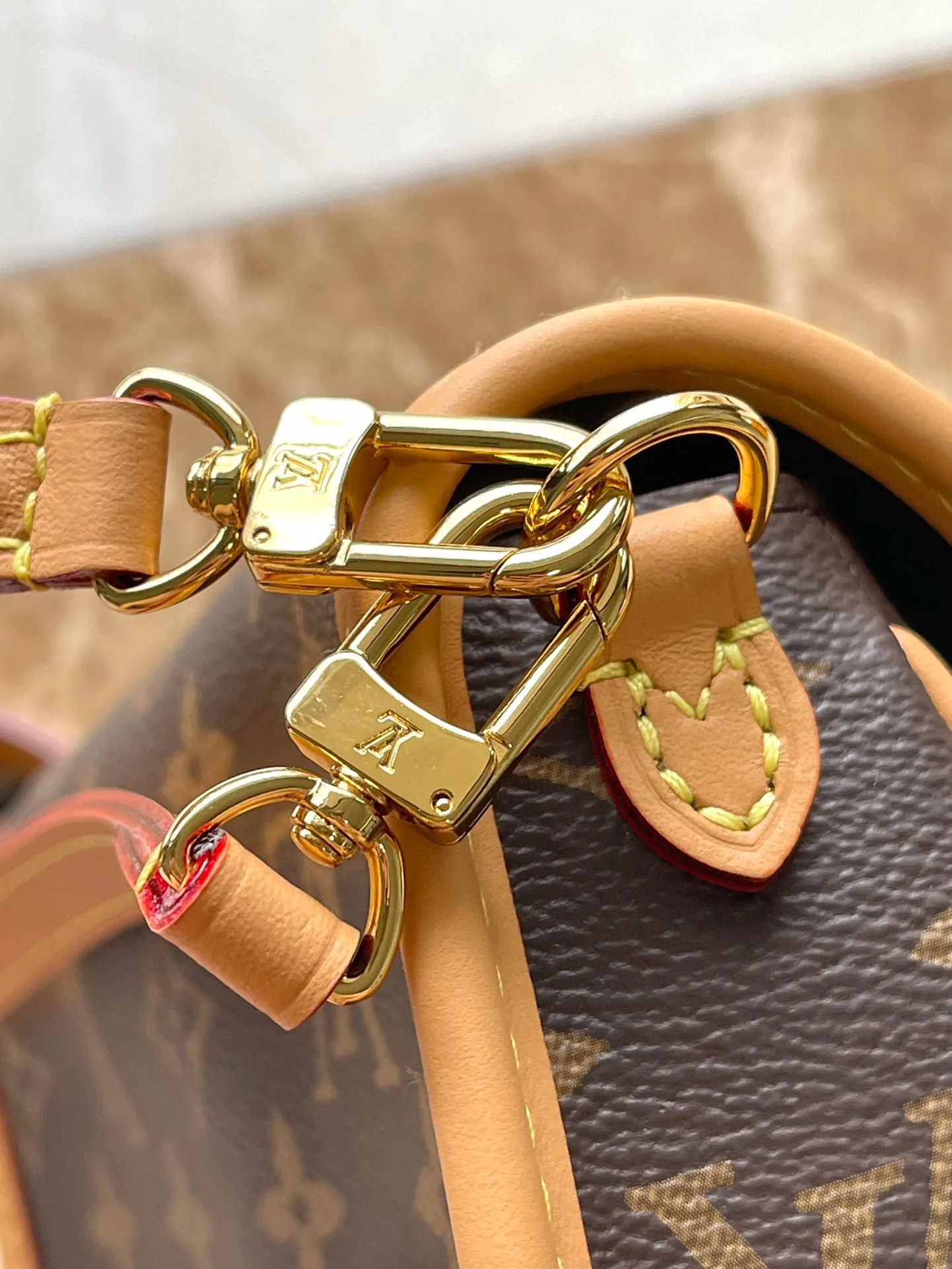 💰720 Top Original Order M83566 Presbyopia This Nano Diane is a Monogram canvas bag body that incorporates retro elements such as leather corners and traditional buckles, and reproduces prototype details such as rounded flaps and belt-style opening and closing. There is plenty of space to store your mobile phone and daily necessities. The detachable handle and detachable and adjustable shoulder strap allow for flexible carrying, making it suitable for day and night occasions. Dimensions: 19 x 10.5 x 6 cm (length x height x width)