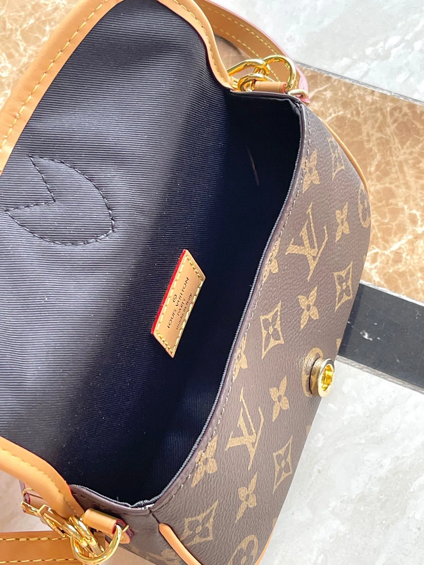 💰720 Top Original Order M83566 Presbyopia This Nano Diane is a Monogram canvas bag body that incorporates retro elements such as leather corners and traditional buckles, and reproduces prototype details such as rounded flaps and belt-style opening and closing. There is plenty of space to store your mobile phone and daily necessities. The detachable handle and detachable and adjustable shoulder strap allow for flexible carrying, making it suitable for day and night occasions. Dimensions: 19 x 10.5 x 6 cm (length x height x width)