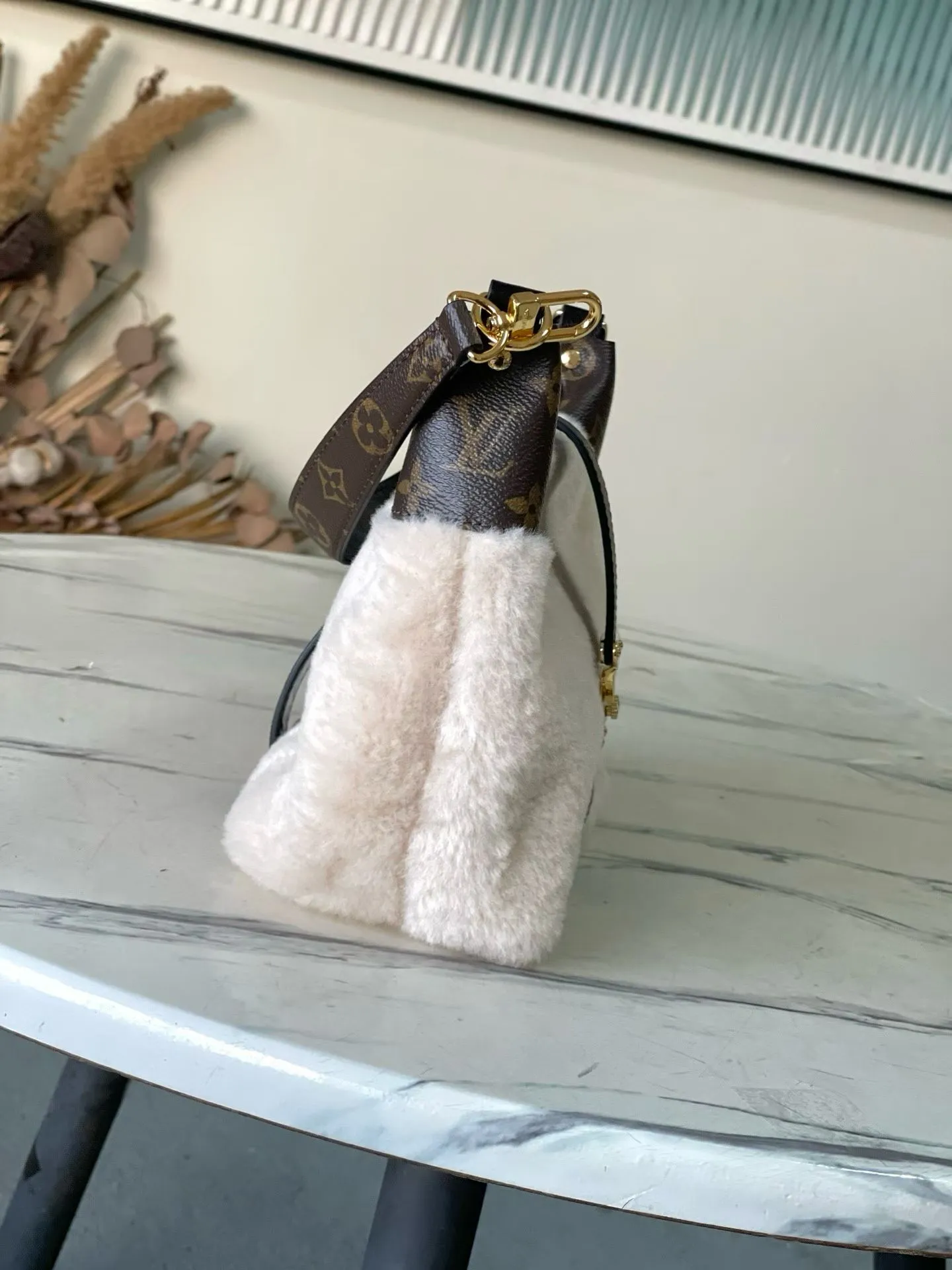 💰980 Top original order M26245 LV Ski series Pochette Mia handbag is made of shearling with Monogram canvas trim and dazzling metal parts, showing individual style in day and night occasions. The S-lock magnetic buckle continues the iconic design, subtly paying tribute to the brand's exquisite craftsmanship and long heritage. Dimensions: 22 × 14.5 × 8 cm