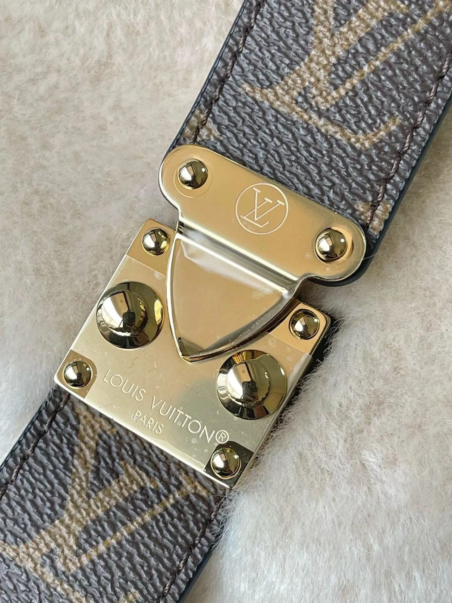 💰980 Top original order M26245 LV Ski series Pochette Mia handbag is made of shearling with Monogram canvas trim and dazzling metal parts, showing individual style in day and night occasions. The S-lock magnetic buckle continues the iconic design, subtly paying tribute to the brand's exquisite craftsmanship and long heritage. Dimensions: 22 × 14.5 × 8 cm