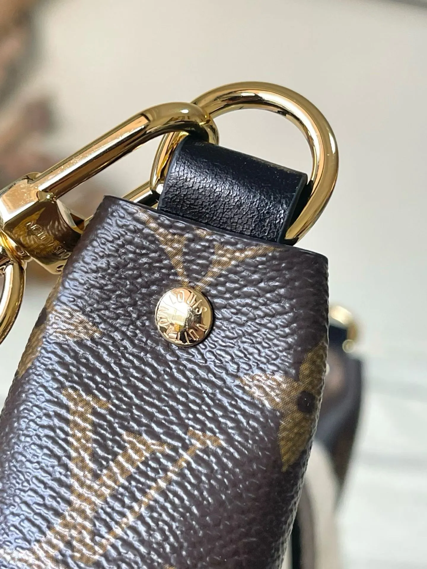 💰980 Top original order M26245 LV Ski series Pochette Mia handbag is made of shearling with Monogram canvas trim and dazzling metal parts, showing individual style in day and night occasions. The S-lock magnetic buckle continues the iconic design, subtly paying tribute to the brand's exquisite craftsmanship and long heritage. Dimensions: 22 × 14.5 × 8 cm