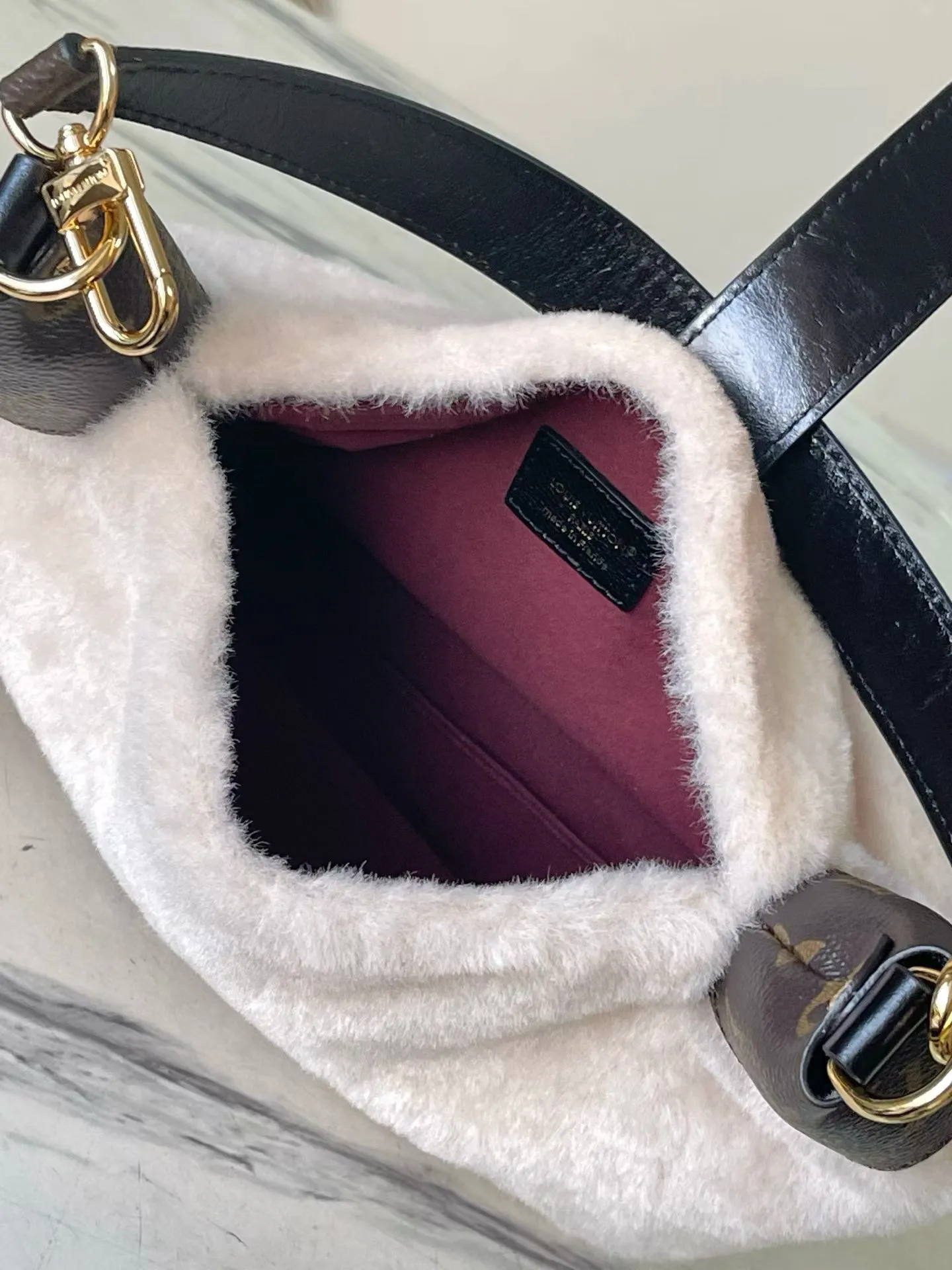 💰980 Top original order M26245 LV Ski series Pochette Mia handbag is made of shearling with Monogram canvas trim and dazzling metal parts, showing individual style in day and night occasions. The S-lock magnetic buckle continues the iconic design, subtly paying tribute to the brand's exquisite craftsmanship and long heritage. Dimensions: 22 × 14.5 × 8 cm