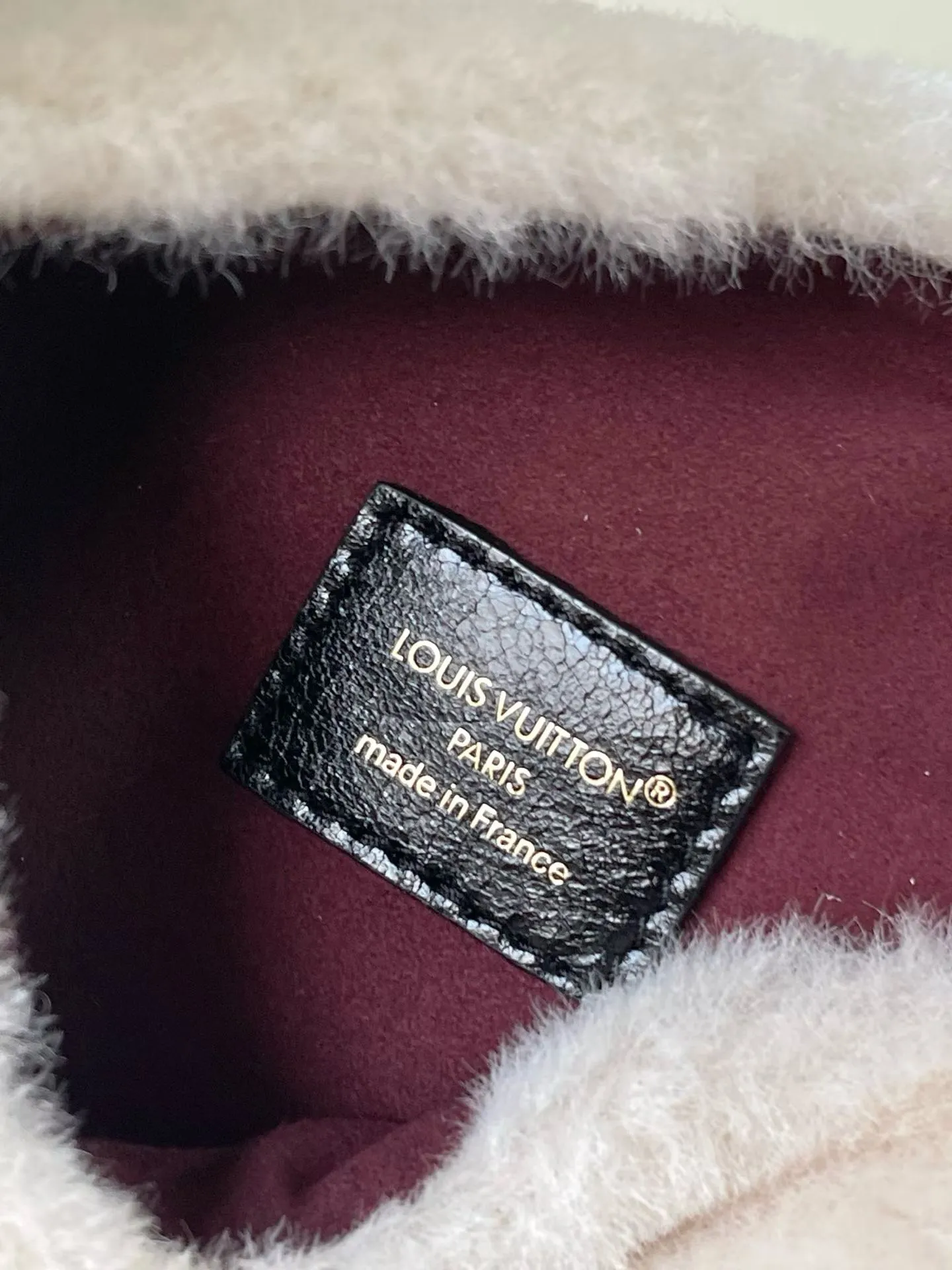 💰980 Top original order M26245 LV Ski series Pochette Mia handbag is made of shearling with Monogram canvas trim and dazzling metal parts, showing individual style in day and night occasions. The S-lock magnetic buckle continues the iconic design, subtly paying tribute to the brand's exquisite craftsmanship and long heritage. Dimensions: 22 × 14.5 × 8 cm