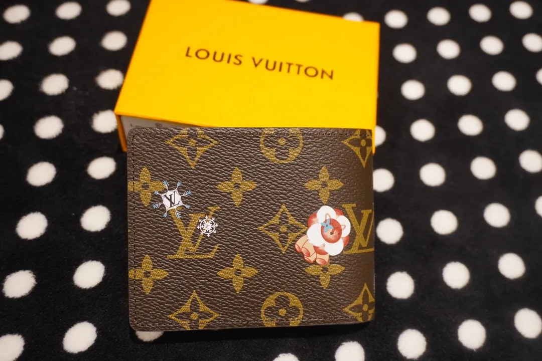P130💰 60895, style number 12458, the LV Charms card holder is from the SnowShow series, incorporating smooth leather trim and festive patterns into the iconic Monogram canvas. The brand mascot Vivienne’s pet dog Petula lives in a corner, and Vivienne decorations and LV flowers complete the exquisite design. Dimensions 11x9x2