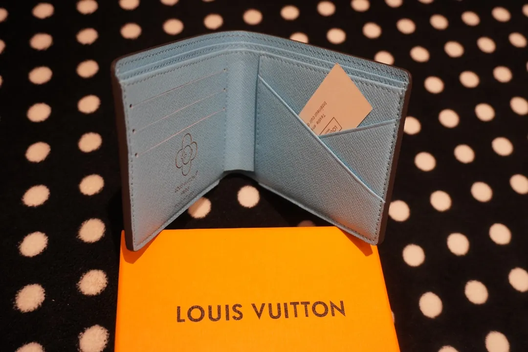 P130💰 60895, style number 12458, the LV Charms card holder is from the SnowShow series, incorporating smooth leather trim and festive patterns into the iconic Monogram canvas. The brand mascot Vivienne’s pet dog Petula lives in a corner, and Vivienne decorations and LV flowers complete the exquisite design. Dimensions 11x9x2