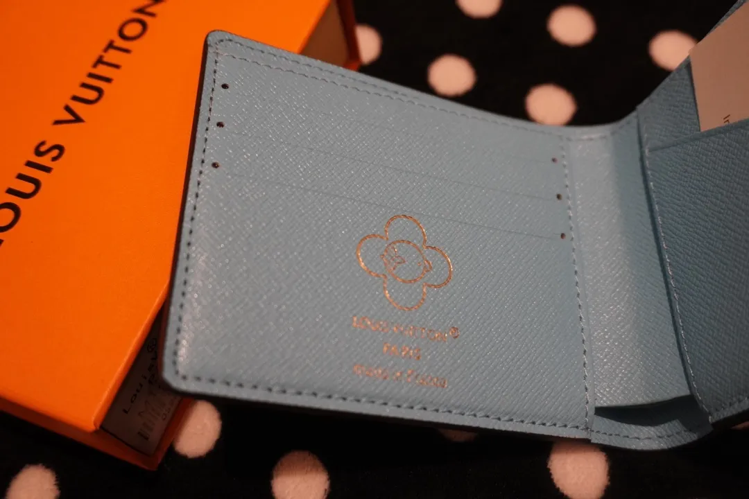 P130💰 60895, style number 12458, the LV Charms card holder is from the SnowShow series, incorporating smooth leather trim and festive patterns into the iconic Monogram canvas. The brand mascot Vivienne’s pet dog Petula lives in a corner, and Vivienne decorations and LV flowers complete the exquisite design. Dimensions 11x9x2