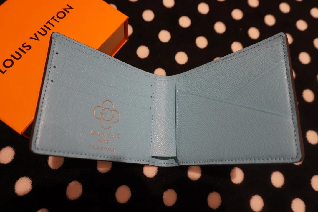 P130💰 60895, style number 12458, the LV Charms card holder is from the SnowShow series, incorporating smooth leather trim and festive patterns into the iconic Monogram canvas. The brand mascot Vivienne’s pet dog Petula lives in a corner, and Vivienne decorations and LV flowers complete the exquisite design. Dimensions 11x9x2