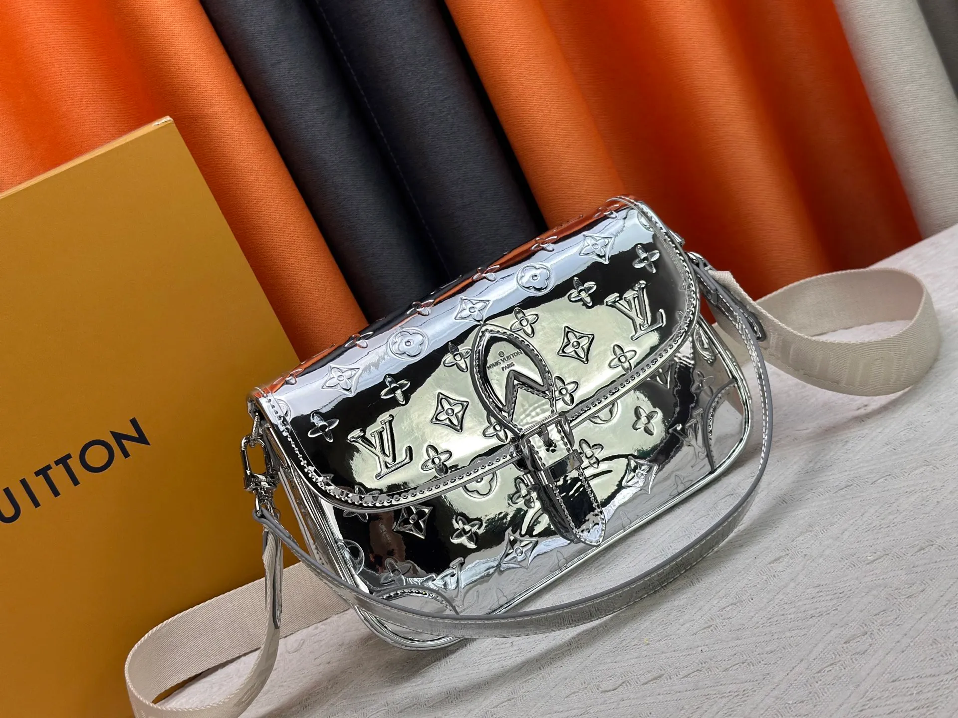P280 Upgraded original M45985 M45988 Gold Silver This Diane handbag is decorated with classic Monogram cow leather and dazzling metal parts, using modern touches to interpret the new season interest. The zippered interior pocket keeps valuables secure, and the removable leather shoulder strap allows for a variety of carrying options. Dimensions: 24.0 x 15.0 x 9.0 cm (length x height x width)