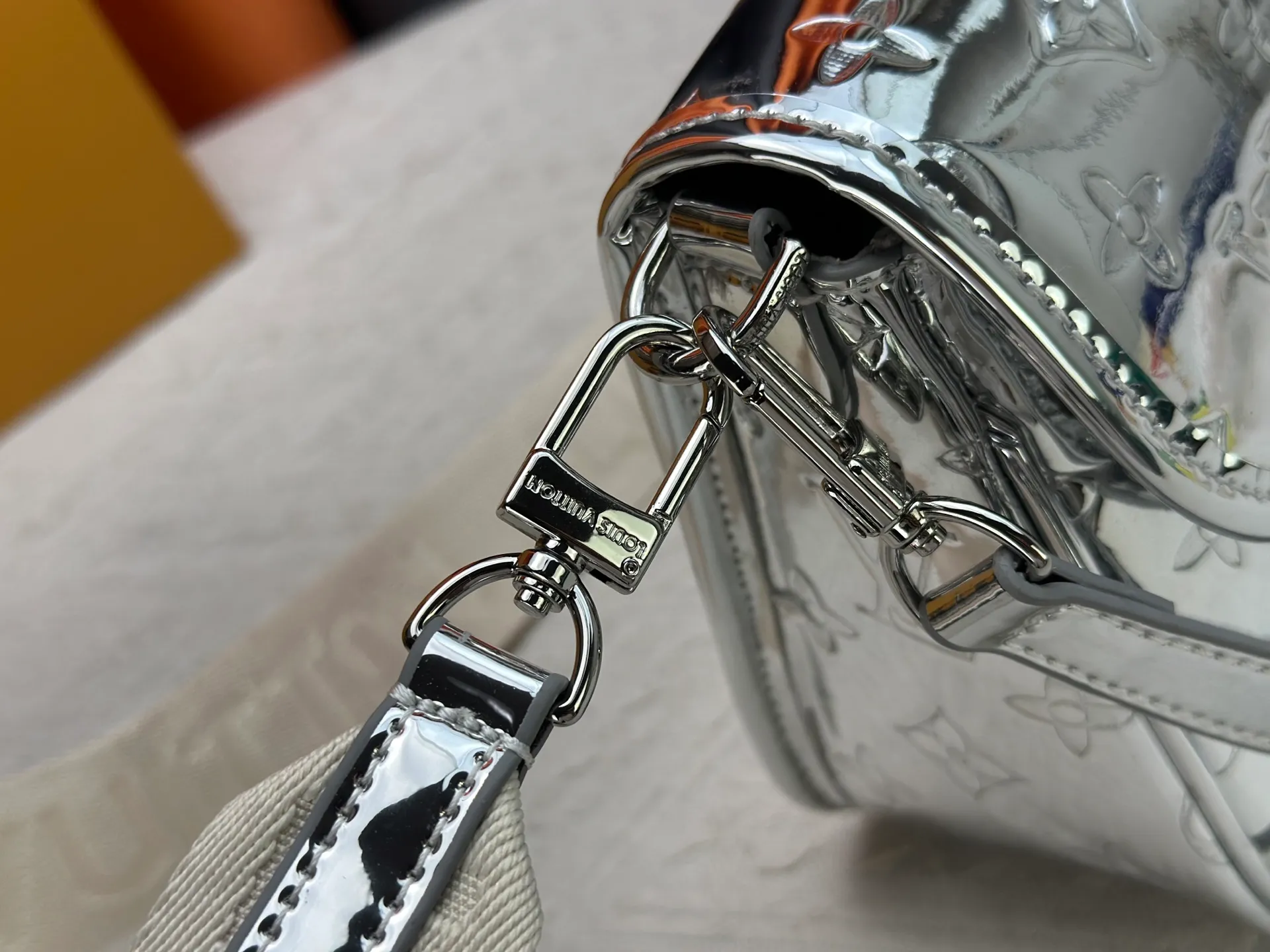 P280 Upgraded original M45985 M45988 Gold Silver This Diane handbag is decorated with classic Monogram cow leather and dazzling metal parts, using modern touches to interpret the new season interest. The zippered interior pocket keeps valuables secure, and the removable leather shoulder strap allows for a variety of carrying options. Dimensions: 24.0 x 15.0 x 9.0 cm (length x height x width)