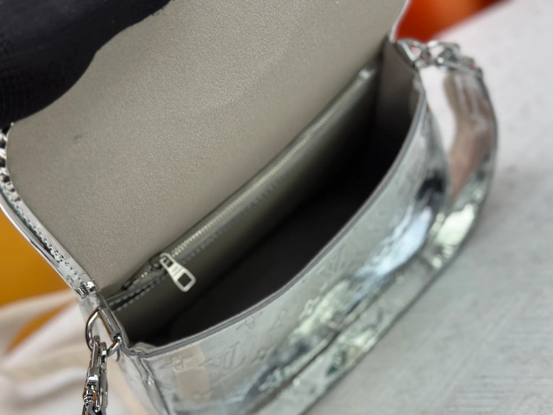 P280 Upgraded original M45985 M45988 Gold Silver This Diane handbag is decorated with classic Monogram cow leather and dazzling metal parts, using modern touches to interpret the new season interest. The zippered interior pocket keeps valuables secure, and the removable leather shoulder strap allows for a variety of carrying options. Dimensions: 24.0 x 15.0 x 9.0 cm (length x height x width)