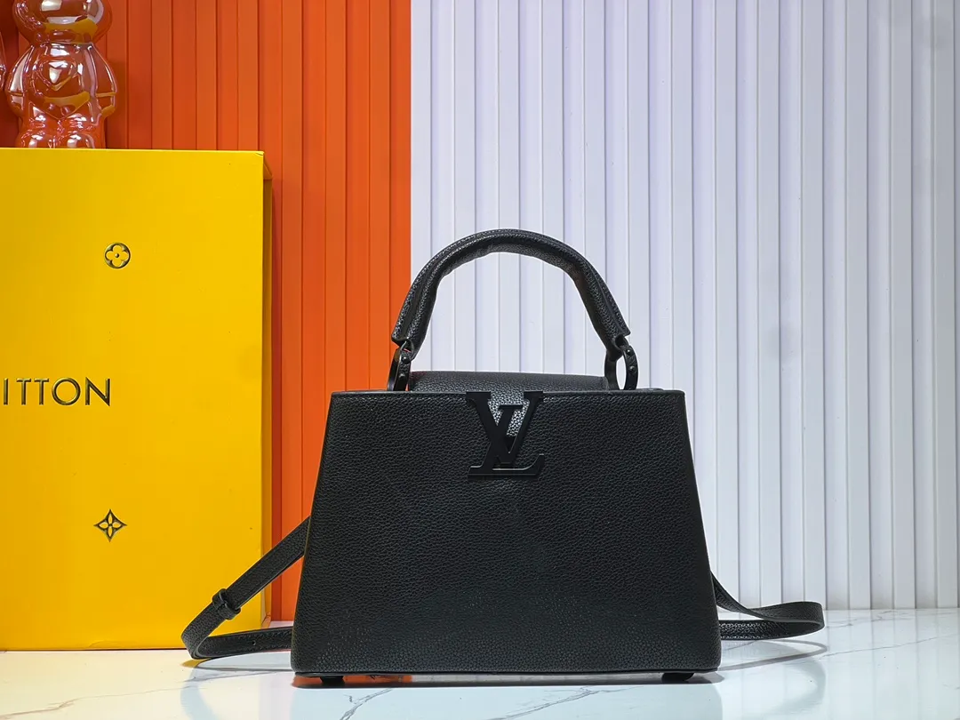 Batch 360💰Upgraded from the original M94519 M25255 M25256 M11798. This Capucines BB handbag is made of matte Taurillon cow leather with metal parts, which makes the classic design show off its neat style. The flap can be worn externally or internally, and the neat interior is equipped with multiple pockets. Attach the adjustable shoulder strap for easy cross-body wear. Dimensions: 27.0 x 17.3 x 9.0 cm (length x height x width)