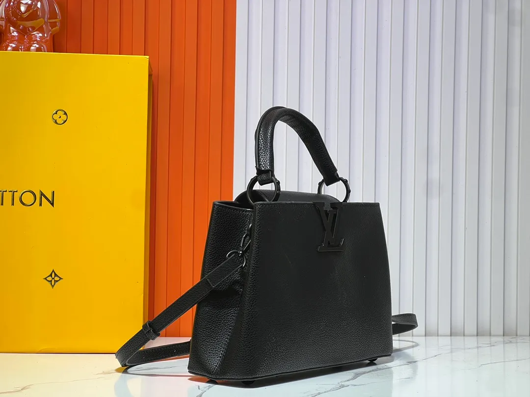 Batch 360💰Upgraded from the original M94519 M25255 M25256 M11798. This Capucines BB handbag is made of matte Taurillon cow leather with metal parts, which makes the classic design show off its neat style. The flap can be worn externally or internally, and the neat interior is equipped with multiple pockets. Attach the adjustable shoulder strap for easy cross-body wear. Dimensions: 27.0 x 17.3 x 9.0 cm (length x height x width)