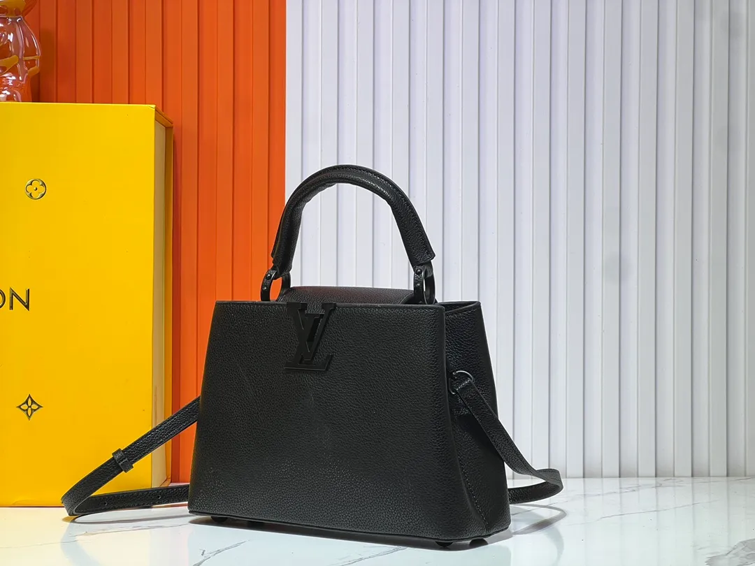 Batch 360💰Upgraded from the original M94519 M25255 M25256 M11798. This Capucines BB handbag is made of matte Taurillon cow leather with metal parts, which makes the classic design show off its neat style. The flap can be worn externally or internally, and the neat interior is equipped with multiple pockets. Attach the adjustable shoulder strap for easy cross-body wear. Dimensions: 27.0 x 17.3 x 9.0 cm (length x height x width)