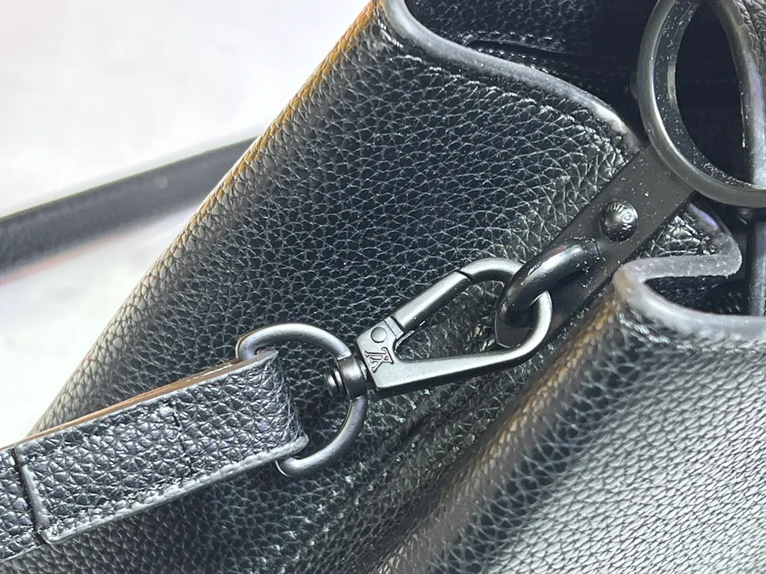 Batch 360💰Upgraded from the original M94519 M25255 M25256 M11798. This Capucines BB handbag is made of matte Taurillon cow leather with metal parts, which makes the classic design show off its neat style. The flap can be worn externally or internally, and the neat interior is equipped with multiple pockets. Attach the adjustable shoulder strap for easy cross-body wear. Dimensions: 27.0 x 17.3 x 9.0 cm (length x height x width)