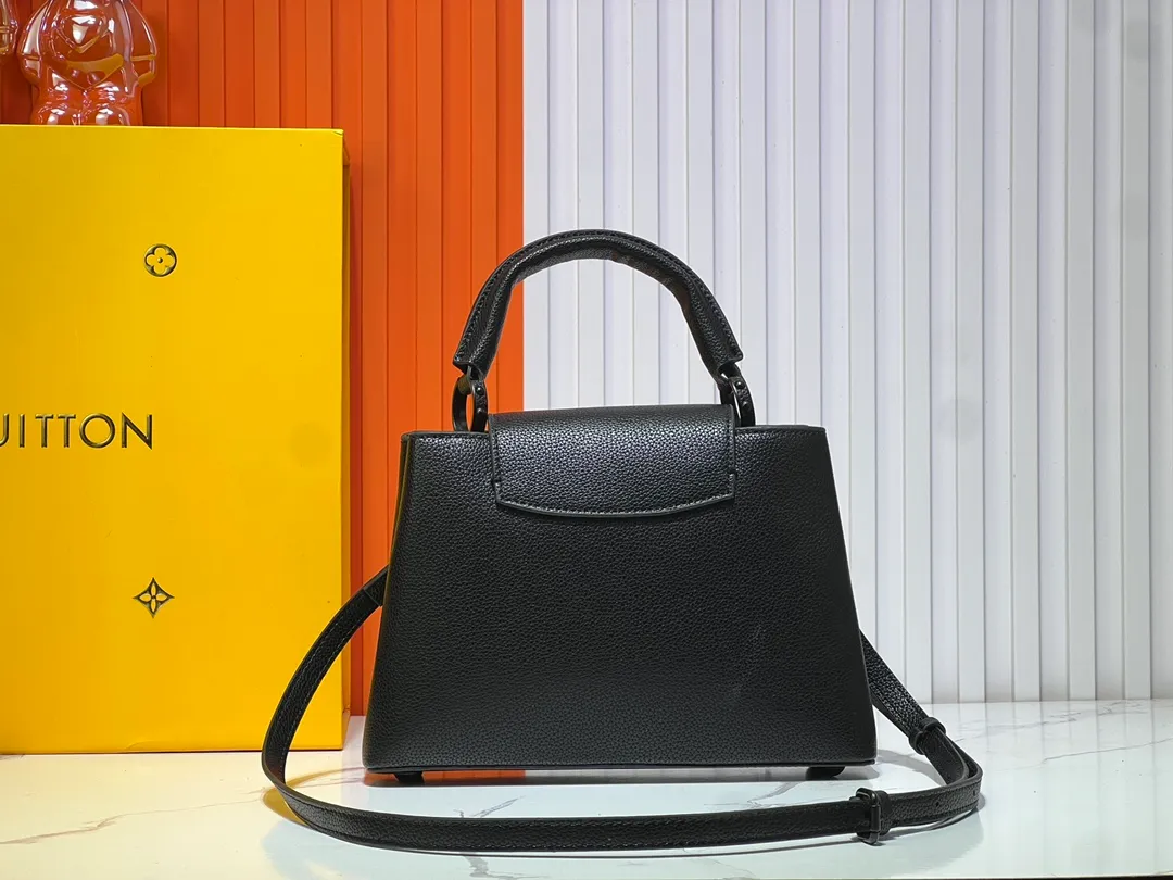 Batch 360💰Upgraded from the original M94519 M25255 M25256 M11798. This Capucines BB handbag is made of matte Taurillon cow leather with metal parts, which makes the classic design show off its neat style. The flap can be worn externally or internally, and the neat interior is equipped with multiple pockets. Attach the adjustable shoulder strap for easy cross-body wear. Dimensions: 27.0 x 17.3 x 9.0 cm (length x height x width)