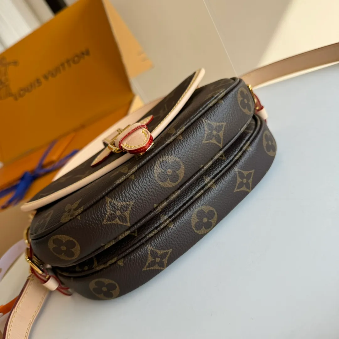 p1760 is equipped with a full set of MB duty-free packaging] 𝐒𝐀𝐔𝐌𝐔𝐑 𝐁𝐁 Gemini series M46740 special grade all-steel physical shooting chip size: 20*16*7.5cm ❐𝑺𝑨𝑼𝑴𝑼𝑹 The 𝑩𝑩 series has become a "must-have item". The classic presbyopia color scheme is simple and retro. The aura of the twin stars has its own atmosphere, and the appearance of the upper body is unexpectedly high-end! It is a habit to free your hands, the shoulder straps can be flexibly adjusted, and the capacity is even more impressive! One pack can be carried in many ways, making it versatile for any season! Believe me, this is a must-have and has been selling at a premium so far!