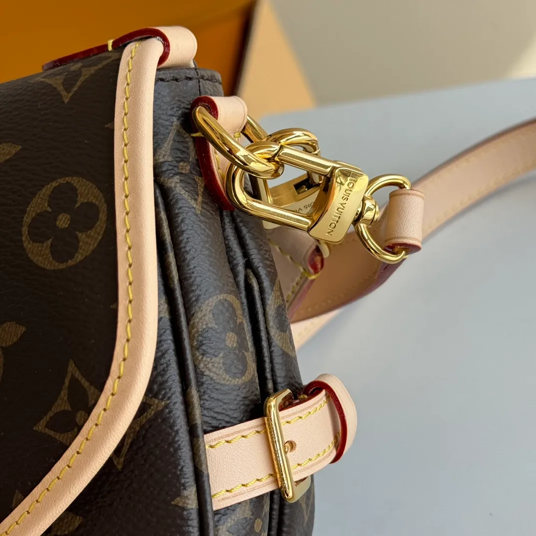 p1760 is equipped with a full set of MB duty-free packaging] 𝐒𝐀𝐔𝐌𝐔𝐑 𝐁𝐁 Gemini series M46740 special grade all-steel physical shooting chip size: 20*16*7.5cm ❐𝑺𝑨𝑼𝑴𝑼𝑹 The 𝑩𝑩 series has become a "must-have item". The classic presbyopia color scheme is simple and retro. The aura of the twin stars has its own atmosphere, and the appearance of the upper body is unexpectedly high-end! It is a habit to free your hands, the shoulder straps can be flexibly adjusted, and the capacity is even more impressive! One pack can be carried in many ways, making it versatile for any season! Believe me, this is a must-have and has been selling at a premium so far!
