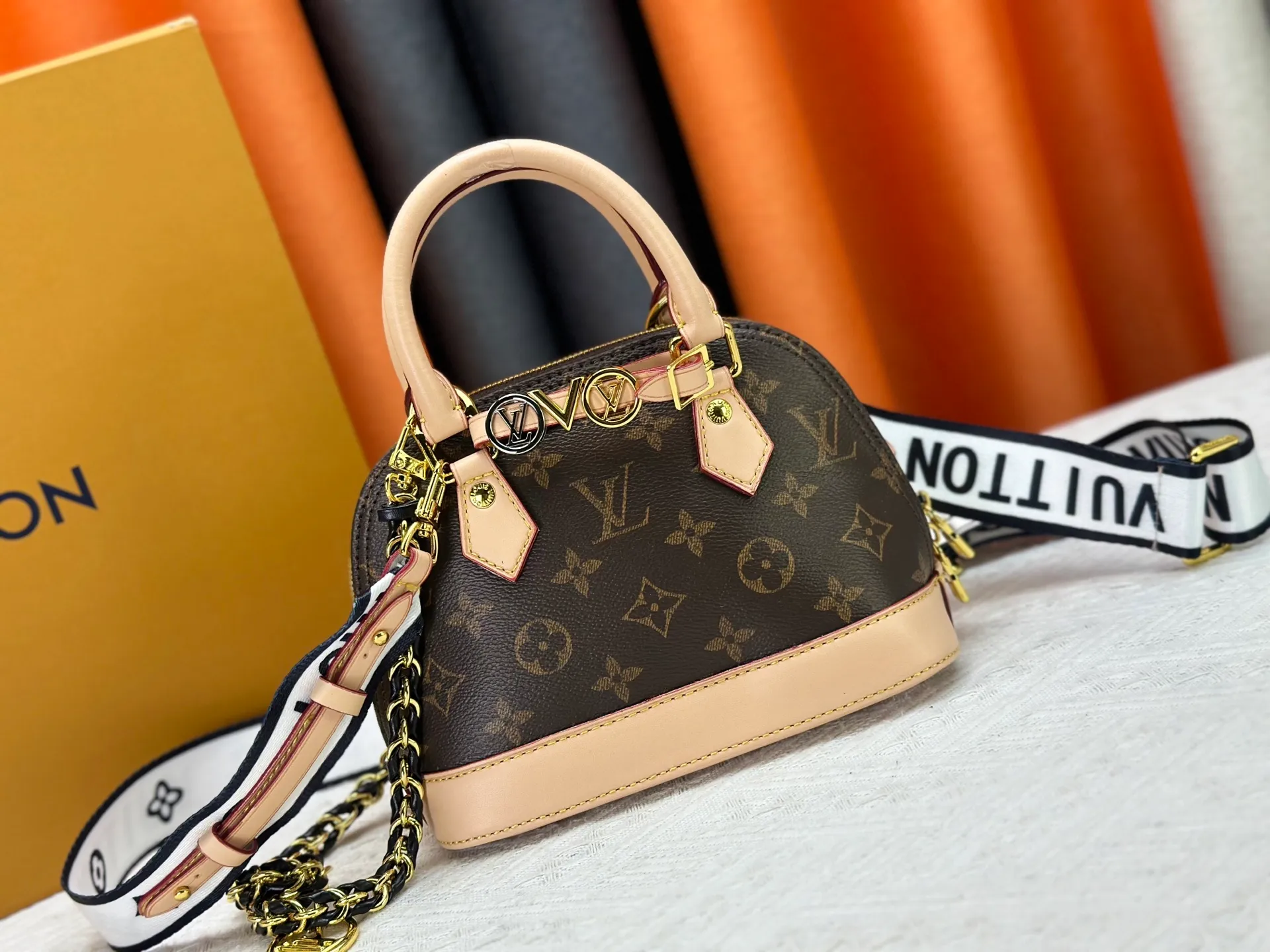 P300 upgraded version [Official latest model] K00015 M25529 M14933 M53152 M13416 M82717 [Alma Mini LV&I] The LV&I series launches this customizable kit, featuring the iconic Alma in an exclusive mini size. Designed to create a personalized handbag that is unique to the wearer, there are seven styles to choose from, available in a range of colors and finishes. Next, choose a strap or chain before choosing add-ons like a mirrored name tag or a functional hair clip. Finally, three sliding charms are included, ranging from the iconic padlock to the colorful Vivienne mascot.  Dimensions: 18 x 12 x 8 cm