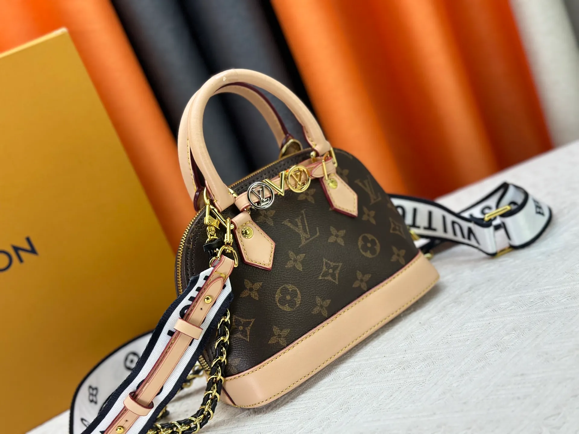 P300 upgraded version [Official latest model] K00015 M25529 M14933 M53152 M13416 M82717 [Alma Mini LV&I] The LV&I series launches this customizable kit, featuring the iconic Alma in an exclusive mini size. Designed to create a personalized handbag that is unique to the wearer, there are seven styles to choose from, available in a range of colors and finishes. Next, choose a strap or chain before choosing add-ons like a mirrored name tag or a functional hair clip. Finally, three sliding charms are included, ranging from the iconic padlock to the colorful Vivienne mascot.  Dimensions: 18 x 12 x 8 cm