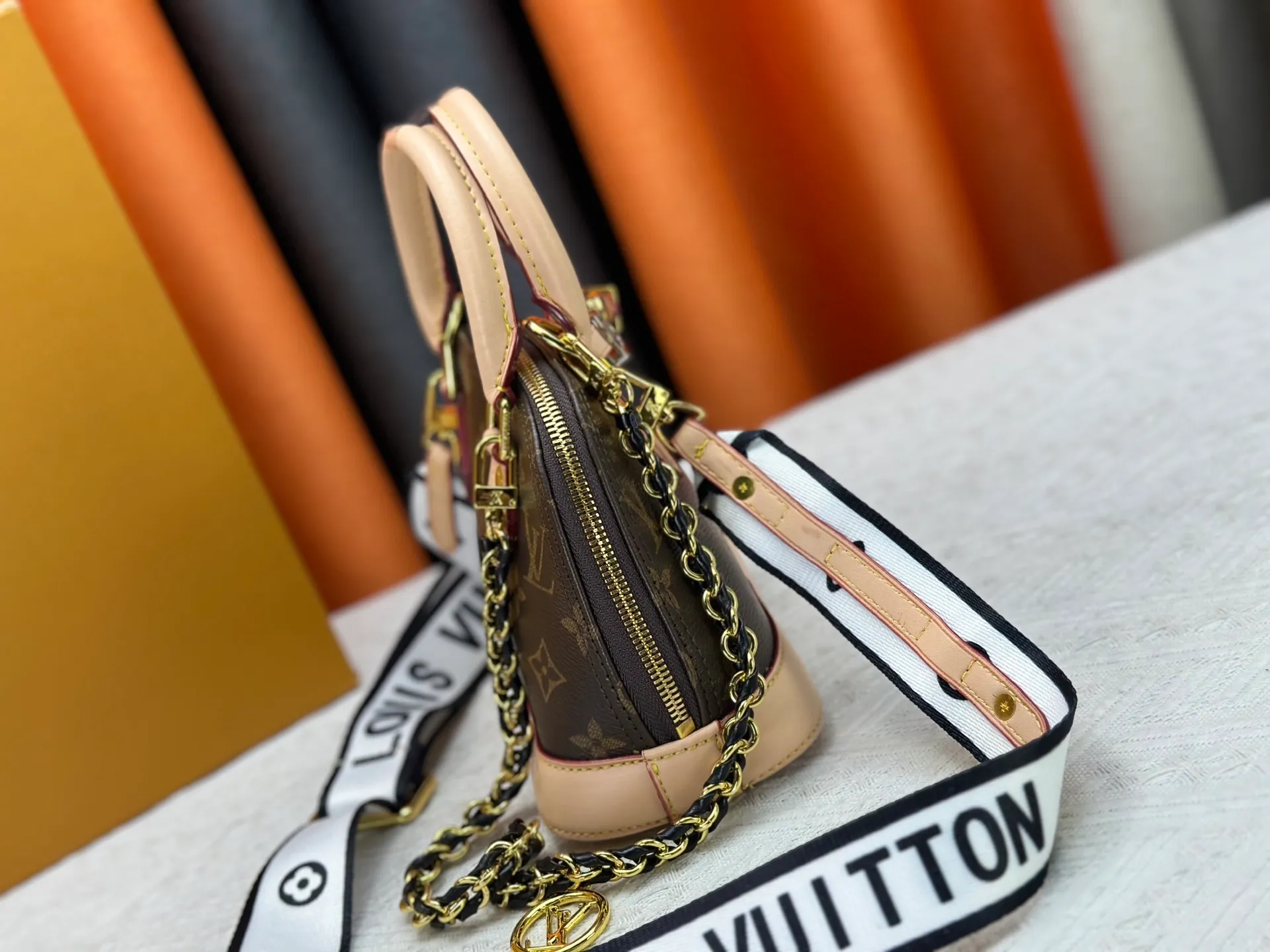 P300 upgraded version [Official latest model] K00015 M25529 M14933 M53152 M13416 M82717 [Alma Mini LV&I] The LV&I series launches this customizable kit, featuring the iconic Alma in an exclusive mini size. Designed to create a personalized handbag that is unique to the wearer, there are seven styles to choose from, available in a range of colors and finishes. Next, choose a strap or chain before choosing add-ons like a mirrored name tag or a functional hair clip. Finally, three sliding charms are included, ranging from the iconic padlock to the colorful Vivienne mascot.  Dimensions: 18 x 12 x 8 cm
