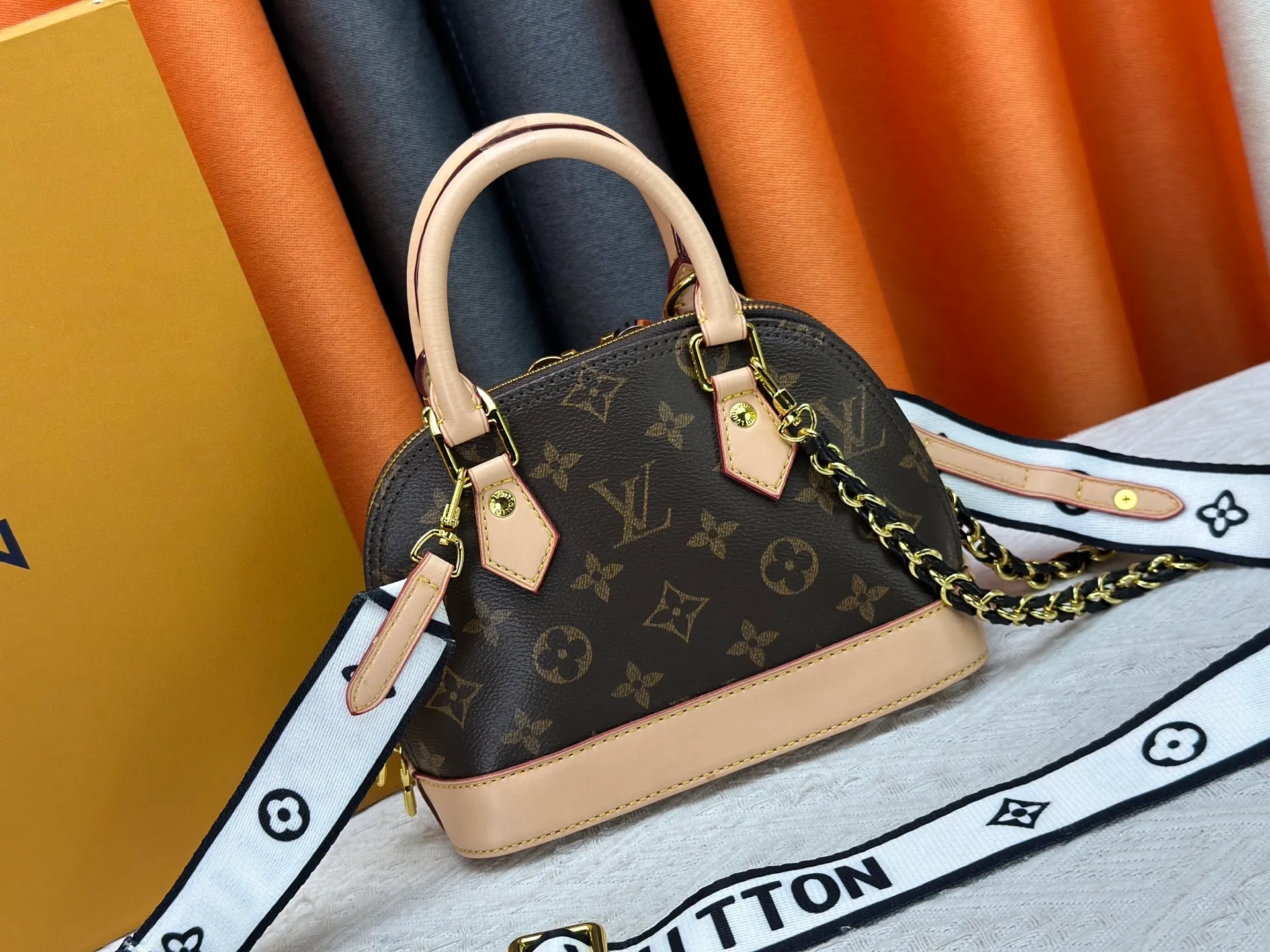 P300 upgraded version [Official latest model] K00015 M25529 M14933 M53152 M13416 M82717 [Alma Mini LV&I] The LV&I series launches this customizable kit, featuring the iconic Alma in an exclusive mini size. Designed to create a personalized handbag that is unique to the wearer, there are seven styles to choose from, available in a range of colors and finishes. Next, choose a strap or chain before choosing add-ons like a mirrored name tag or a functional hair clip. Finally, three sliding charms are included, ranging from the iconic padlock to the colorful Vivienne mascot.  Dimensions: 18 x 12 x 8 cm