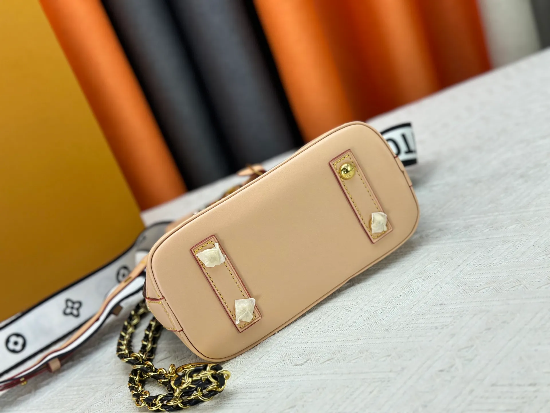 P300 upgraded version [Official latest model] K00015 M25529 M14933 M53152 M13416 M82717 [Alma Mini LV&I] The LV&I series launches this customizable kit, featuring the iconic Alma in an exclusive mini size. Designed to create a personalized handbag that is unique to the wearer, there are seven styles to choose from, available in a range of colors and finishes. Next, choose a strap or chain before choosing add-ons like a mirrored name tag or a functional hair clip. Finally, three sliding charms are included, ranging from the iconic padlock to the colorful Vivienne mascot.  Dimensions: 18 x 12 x 8 cm