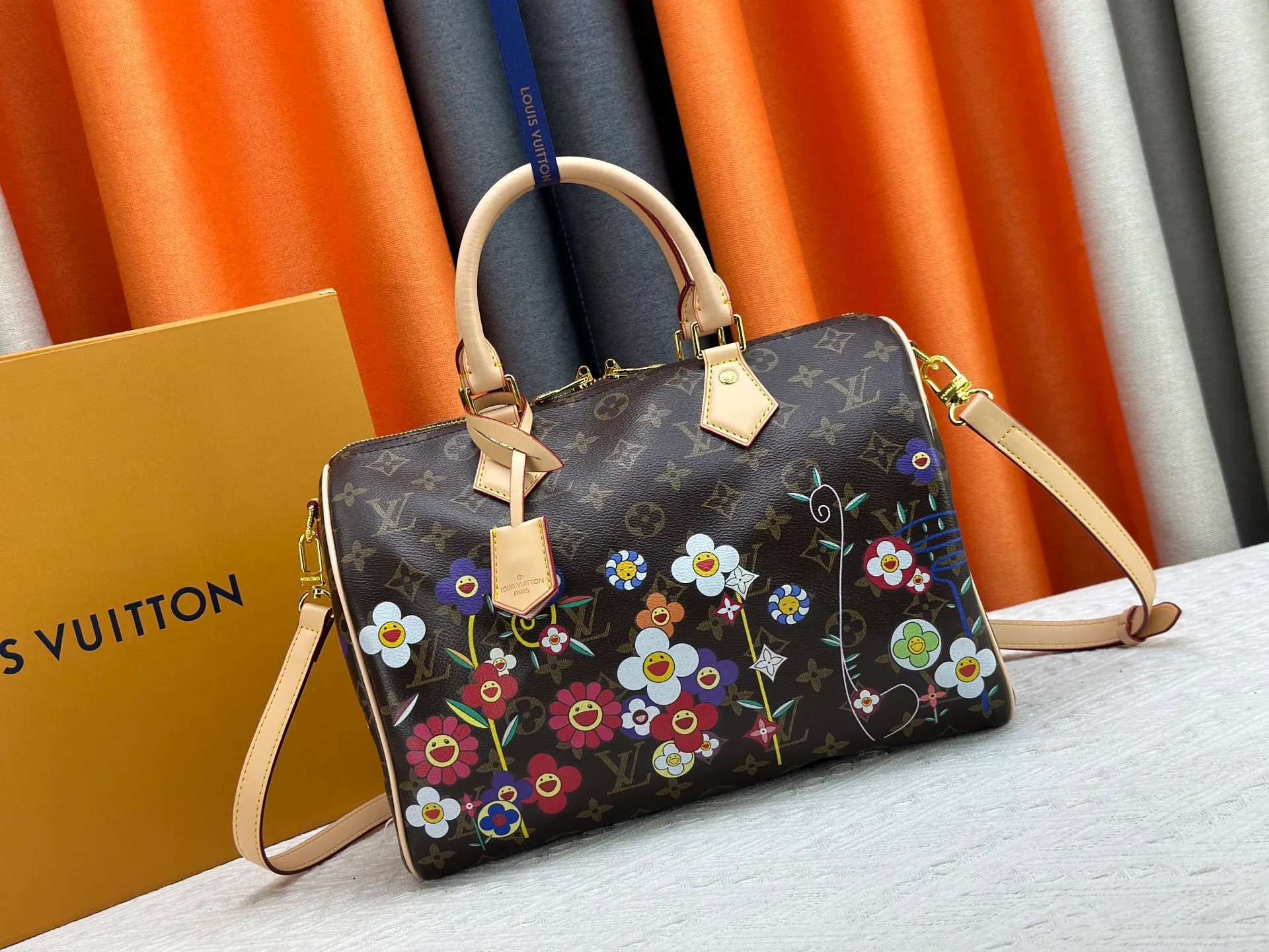 P300 M45957.M58953 M40391 This Speedy Bandoulière 30 handbag is made of Monogram canvas, cow leather trim and fabric lining. It continues the classic design of Louis Vuitton Speedy travel bag in a compact size. It is equipped with rolled leather handles and a detachable and adjustable fabric shoulder strap embellished with brand logo texture. Detailed features Dimensions: 30X21X17cm (length x height x width)