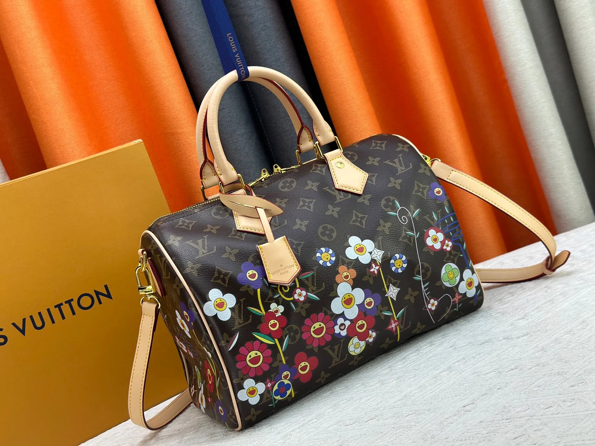 P300 M45957.M58953 M40391 This Speedy Bandoulière 30 handbag is made of Monogram canvas, cow leather trim and fabric lining. It continues the classic design of Louis Vuitton Speedy travel bag in a compact size. It is equipped with rolled leather handles and a detachable and adjustable fabric shoulder strap embellished with brand logo texture. Detailed features Dimensions: 30X21X17cm (length x height x width)