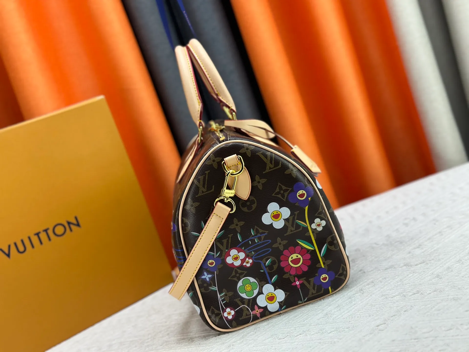 P300 M45957.M58953 M40391 This Speedy Bandoulière 30 handbag is made of Monogram canvas, cow leather trim and fabric lining. It continues the classic design of Louis Vuitton Speedy travel bag in a compact size. It is equipped with rolled leather handles and a detachable and adjustable fabric shoulder strap embellished with brand logo texture. Detailed features Dimensions: 30X21X17cm (length x height x width)